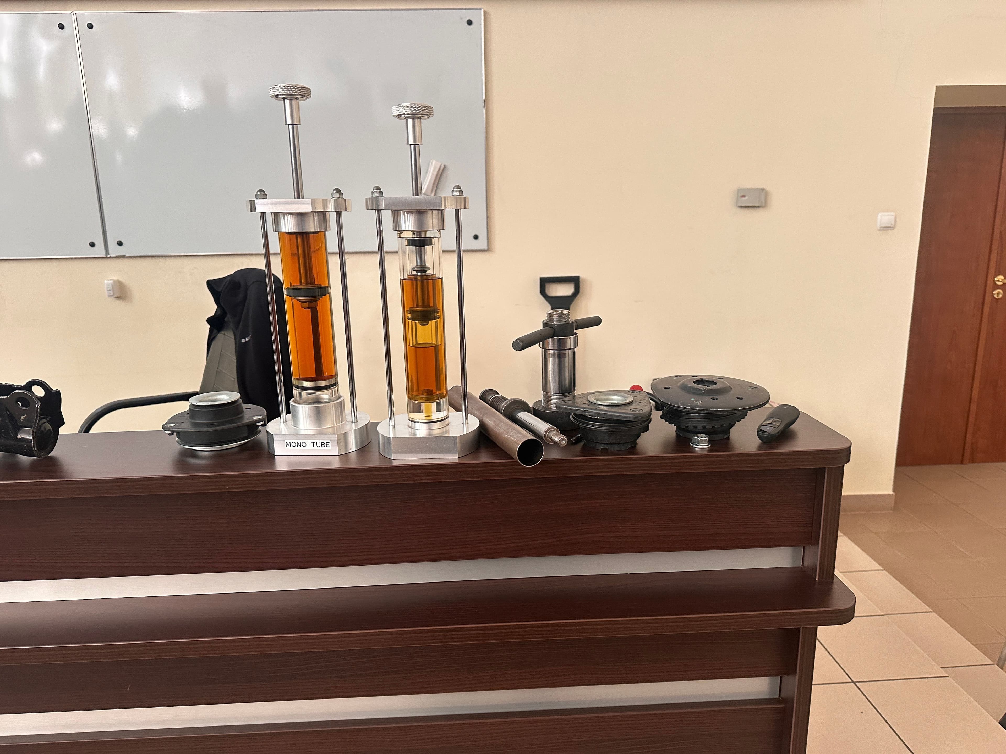 Zdjęcie galerii do artykułu Nowoczesne technologie w służbie bezpieczeństwa - Za nami eksperckie szkolenie z KYB Europe