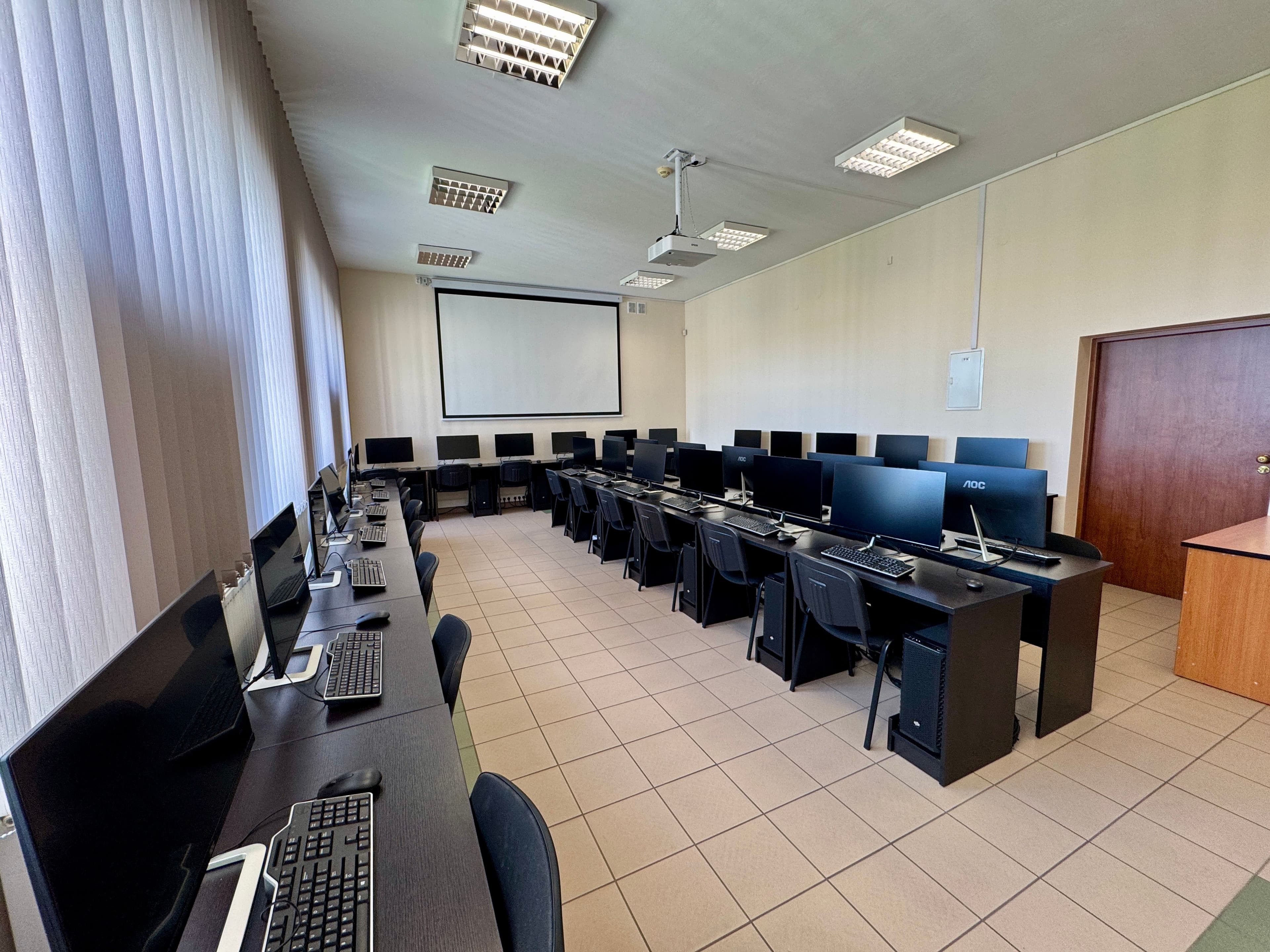 Zdjęcie galerii do artykułu Pracowania komputerowa 1