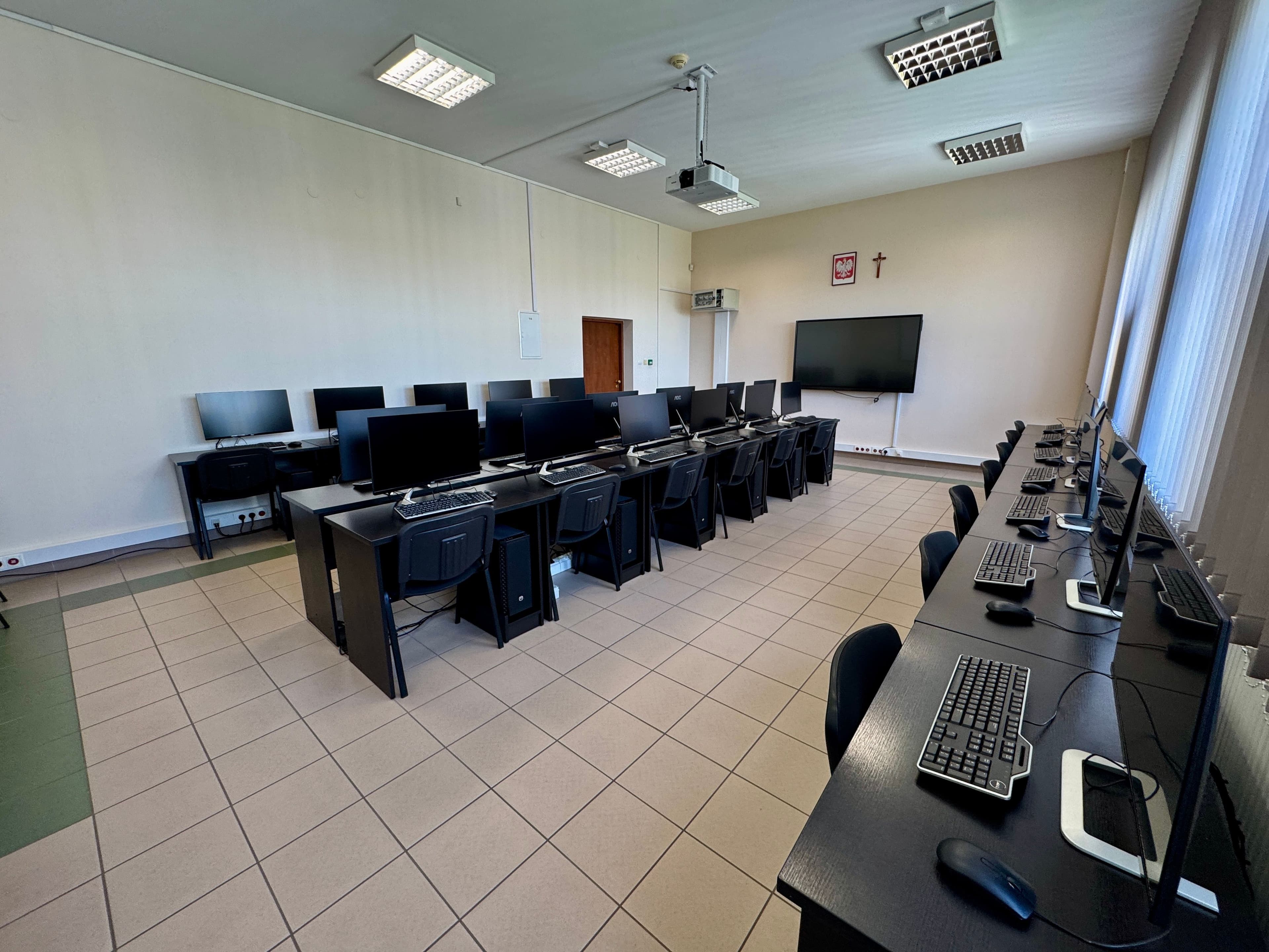 Zdjęcie galerii do artykułu Pracowania komputerowa 1