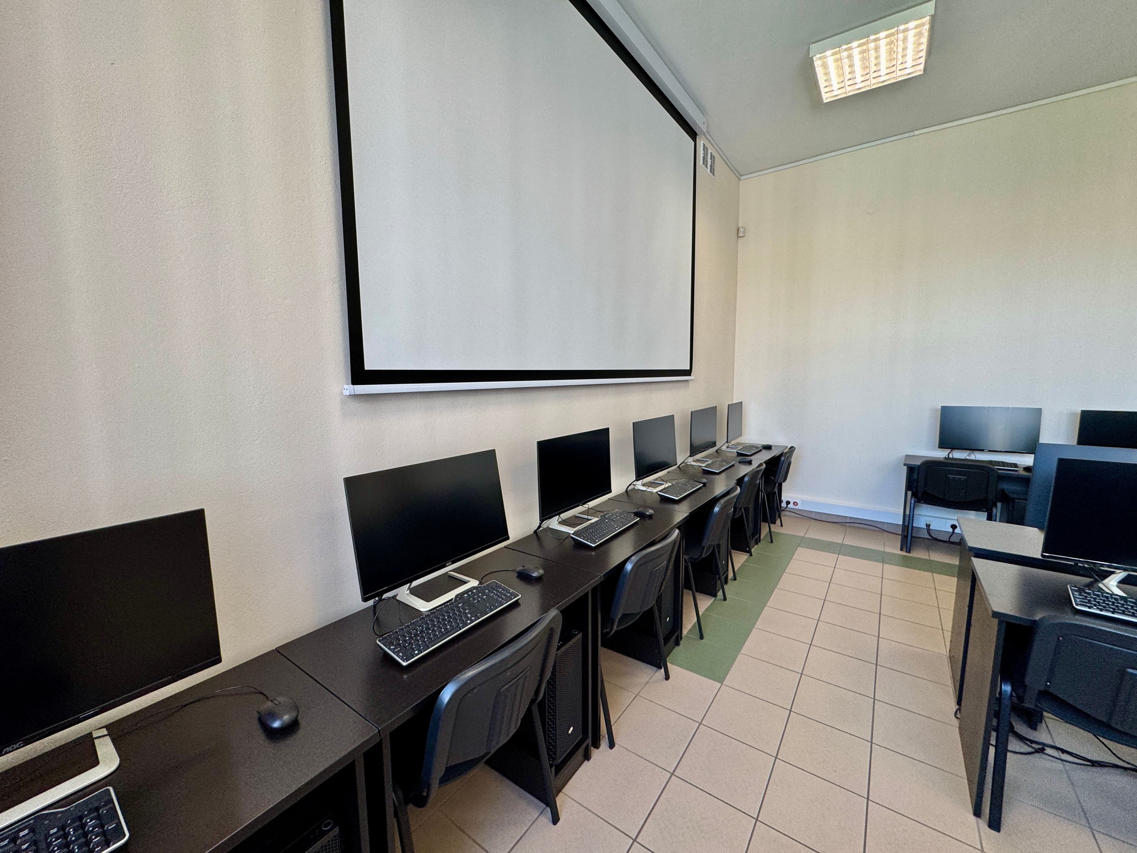 Zdjęcie galerii do artykułu Pracowania komputerowa 1