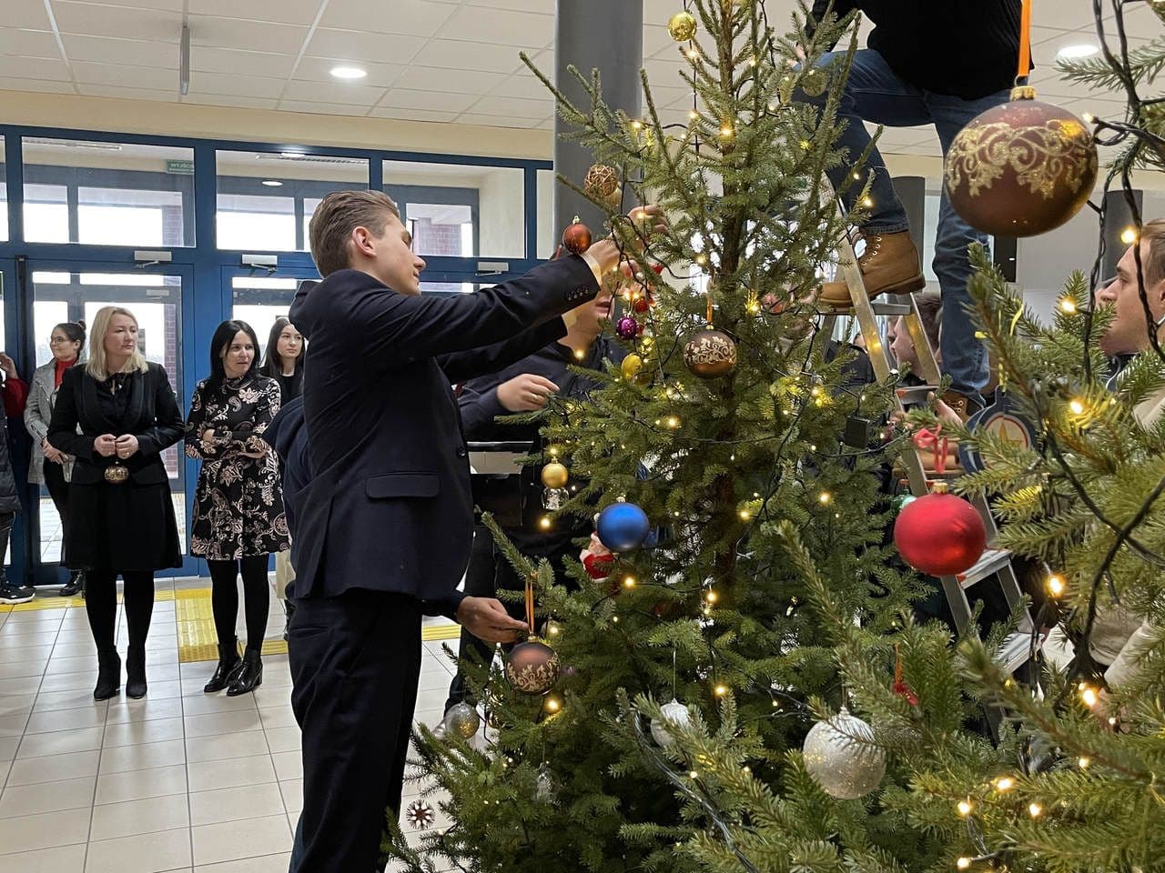 Zdjęcie galerii do artykułu To już tradycja… Wspólne ubieranie choinki i podsumowanie „Szlachetnej Paczki”
