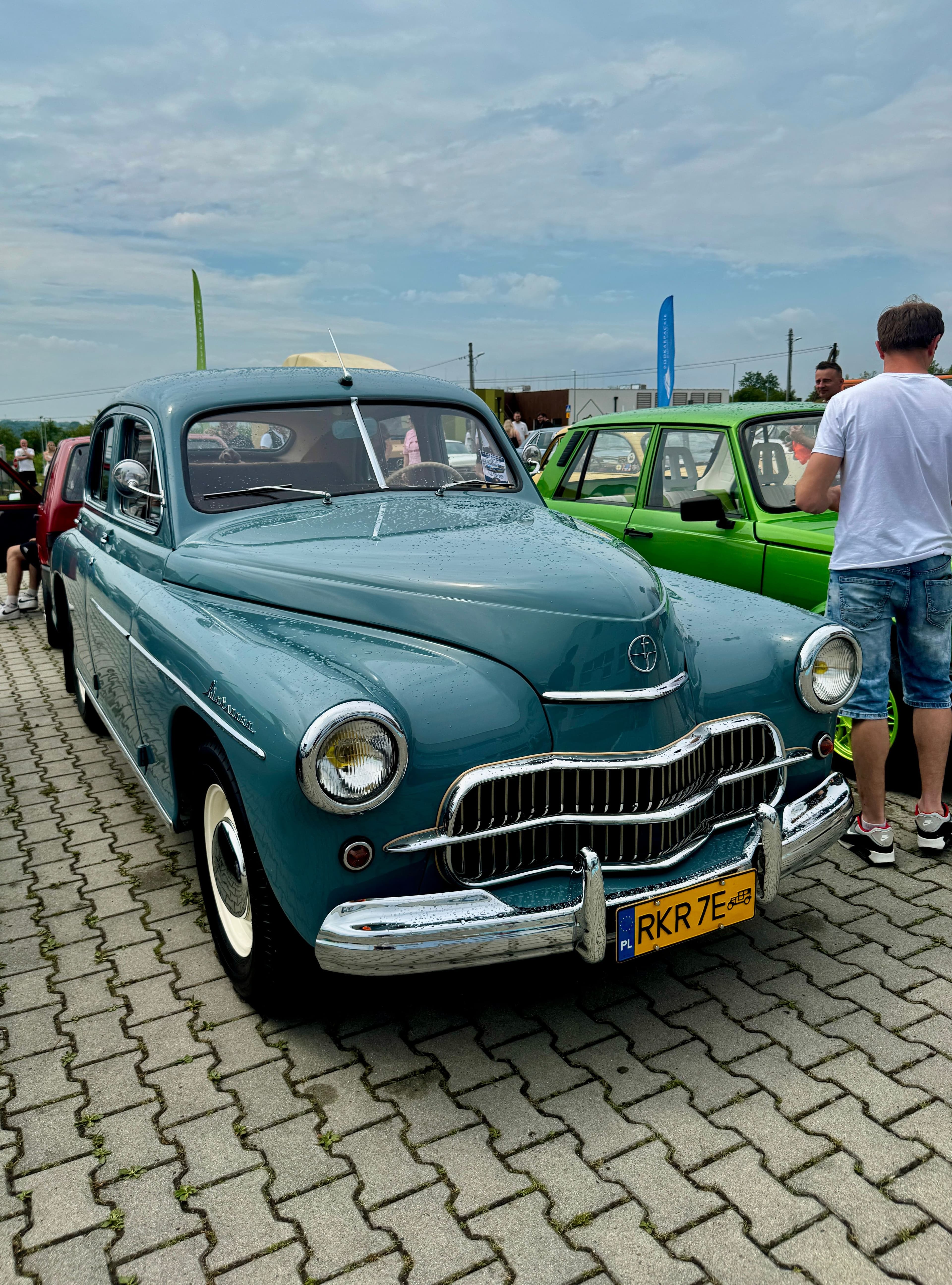 Zdjęcie galerii do artykułu II Akademicki Zlot Pojazdów Zabytkowych i Nietypowych „Vintage Vibes na Kampusie” za nami. Rekordowa frekwencja na kampusie PSW.
