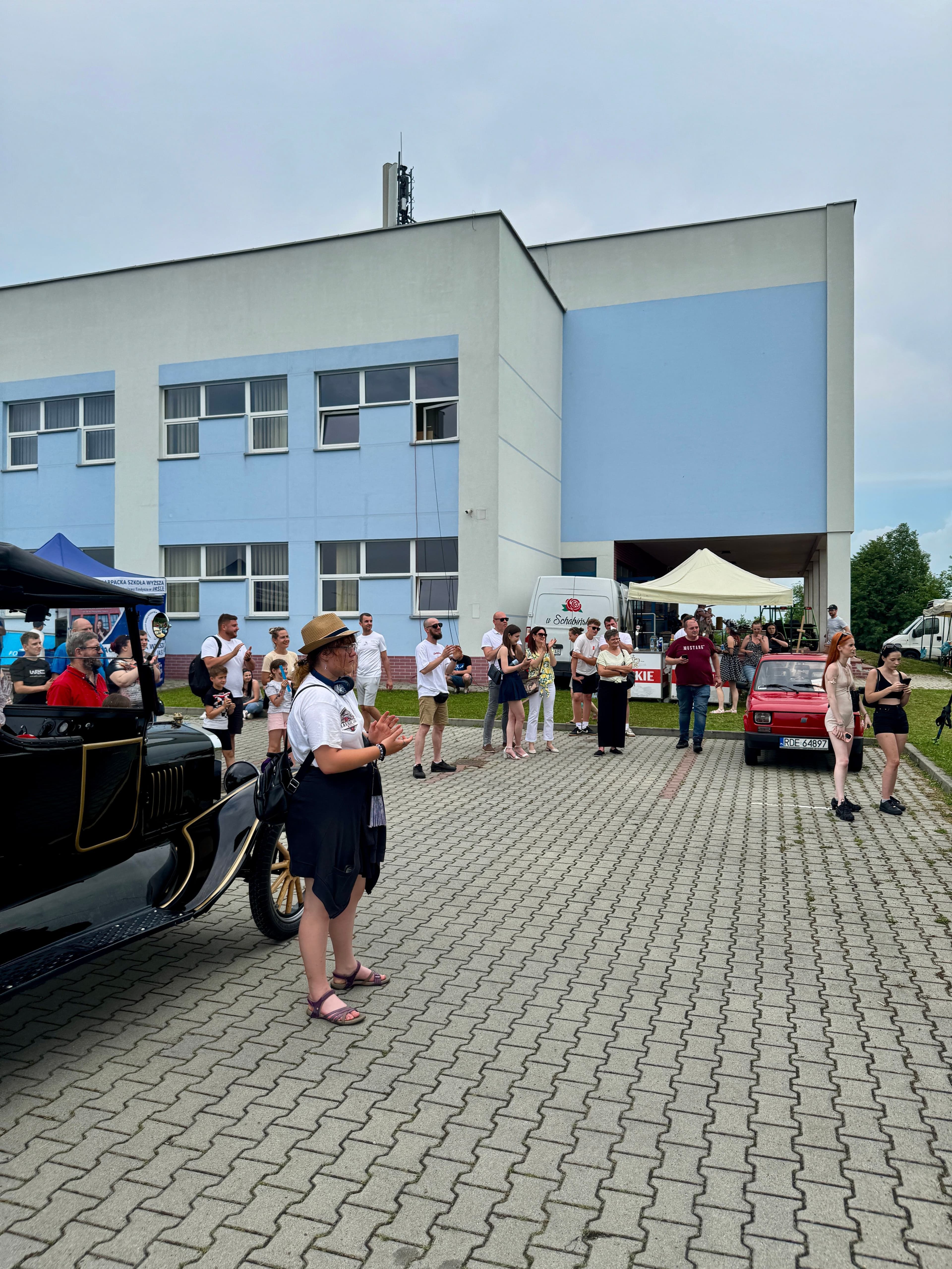 Zdjęcie galerii do artykułu II Akademicki Zlot Pojazdów Zabytkowych i Nietypowych „Vintage Vibes na Kampusie” za nami. Rekordowa frekwencja na kampusie PSW.