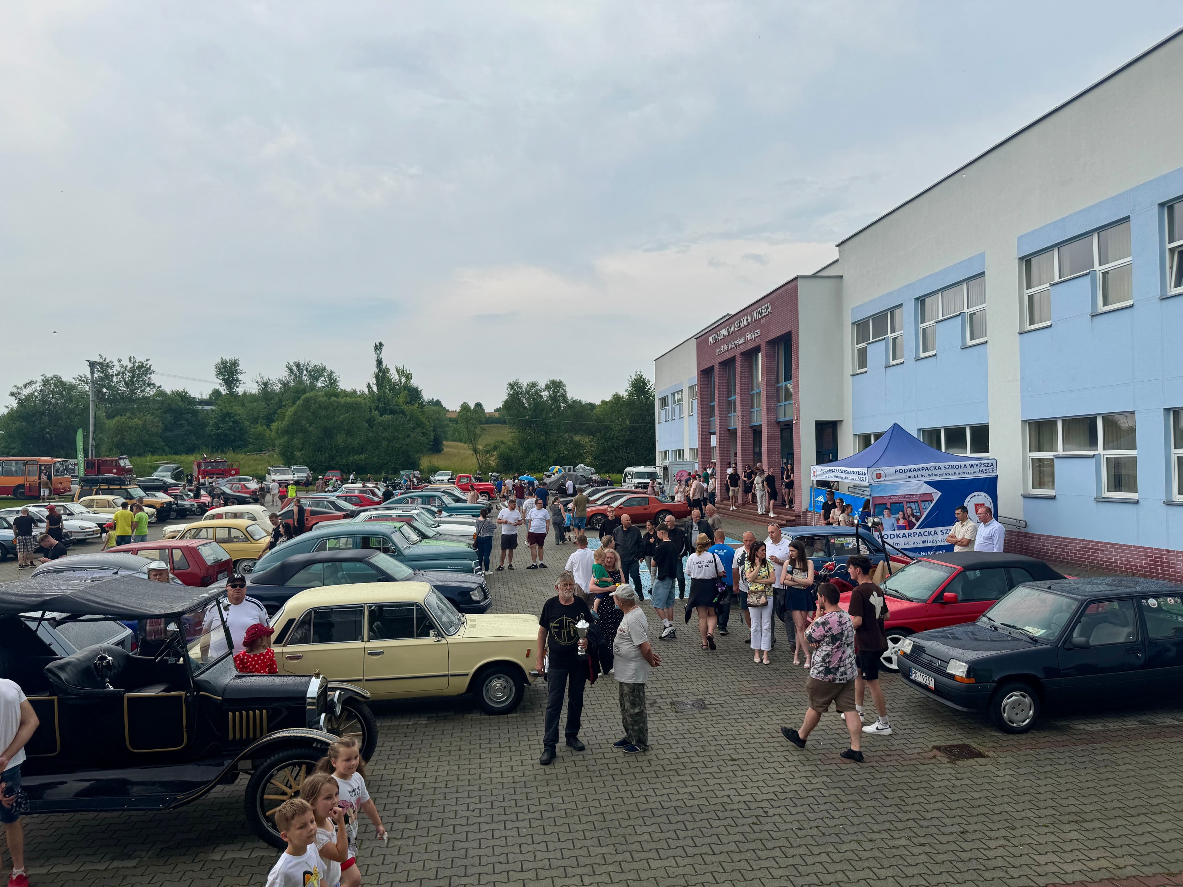 Zdjęcie galerii do artykułu II Akademicki Zlot Pojazdów Zabytkowych i Nietypowych „Vintage Vibes na Kampusie” za nami. Rekordowa frekwencja na kampusie PSW.