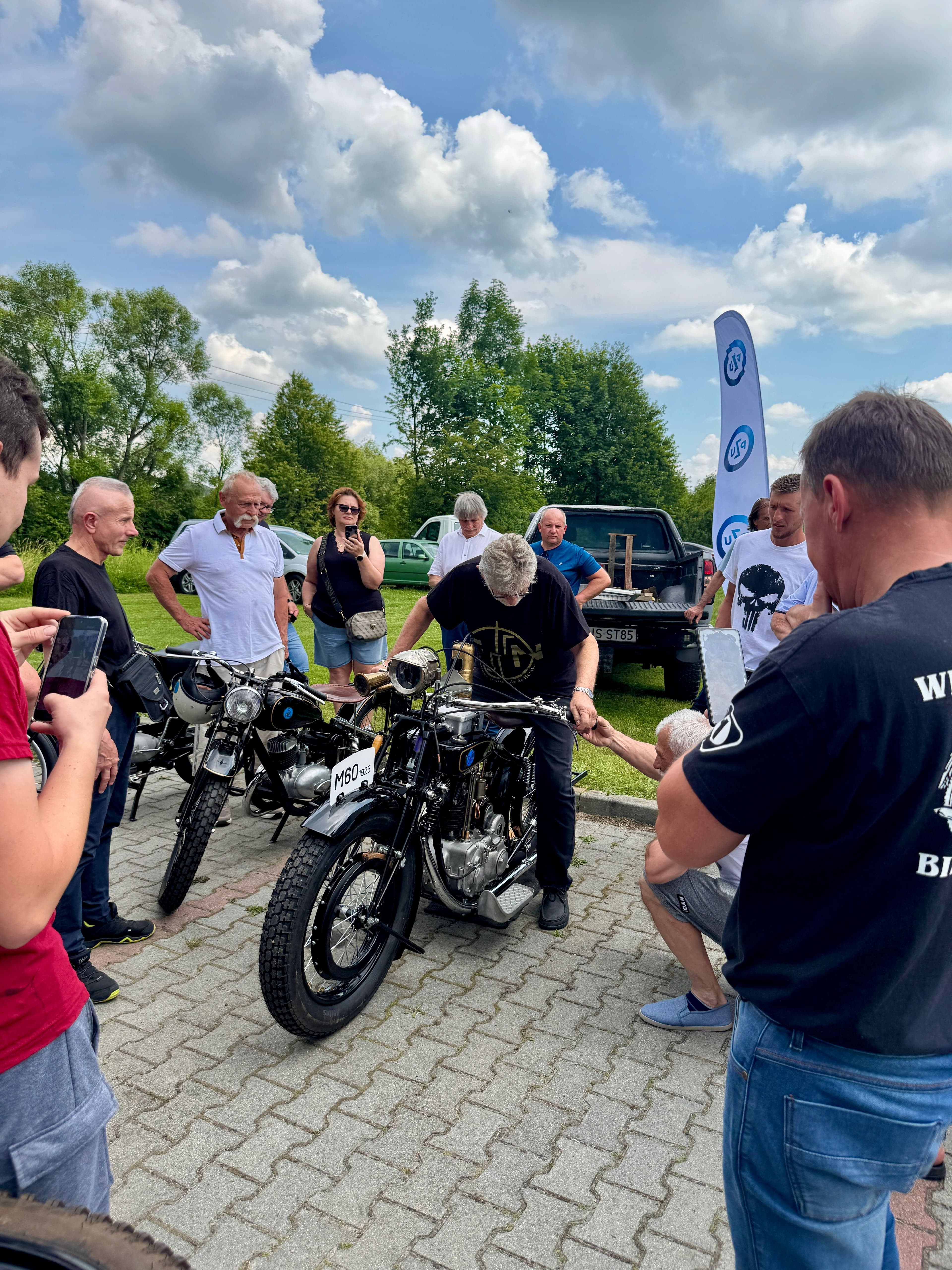 Zdjęcie galerii do artykułu II Akademicki Zlot Pojazdów Zabytkowych i Nietypowych „Vintage Vibes na Kampusie” za nami. Rekordowa frekwencja na kampusie PSW.