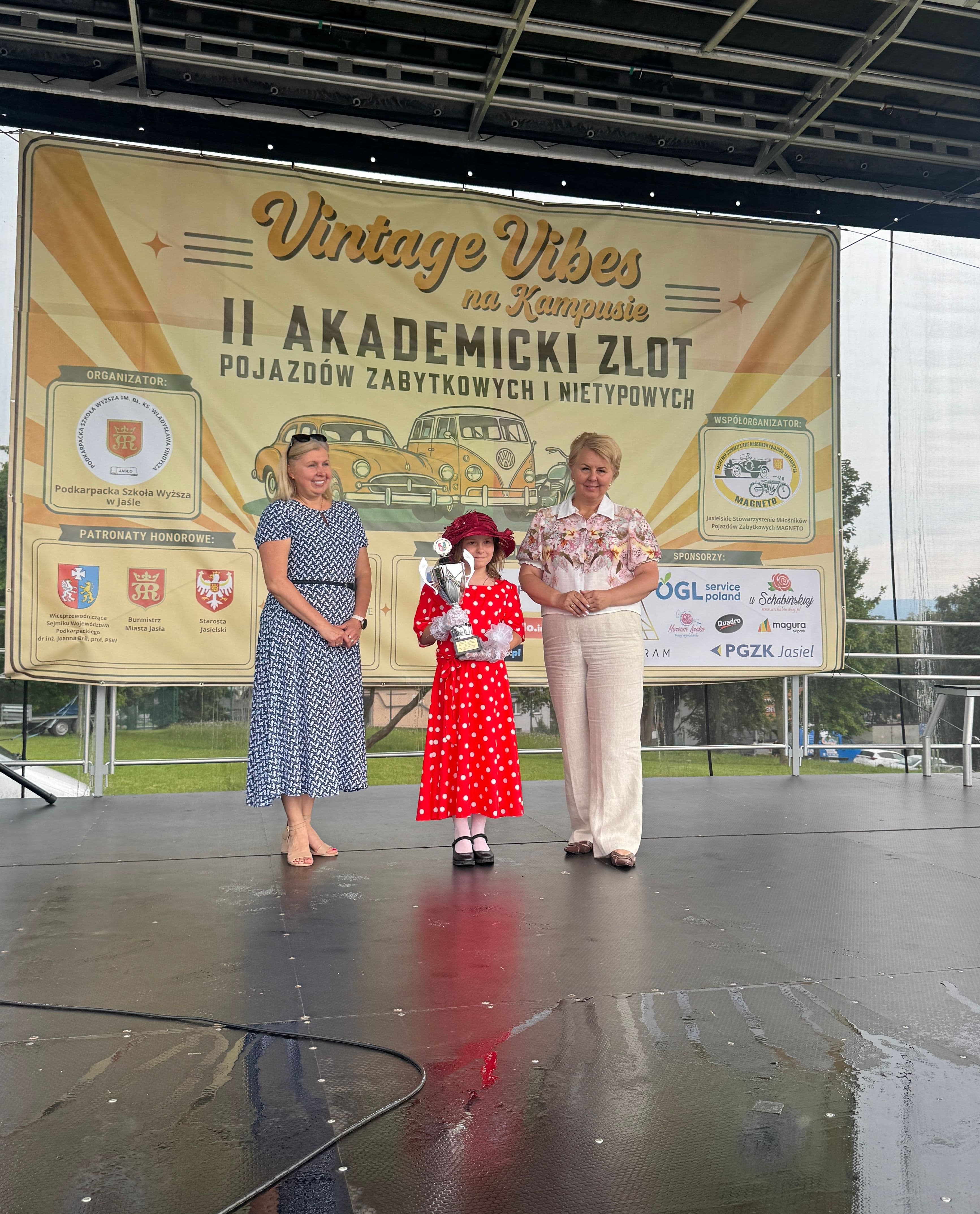 Zdjęcie galerii do artykułu II Akademicki Zlot Pojazdów Zabytkowych i Nietypowych „Vintage Vibes na Kampusie” za nami. Rekordowa frekwencja na kampusie PSW.