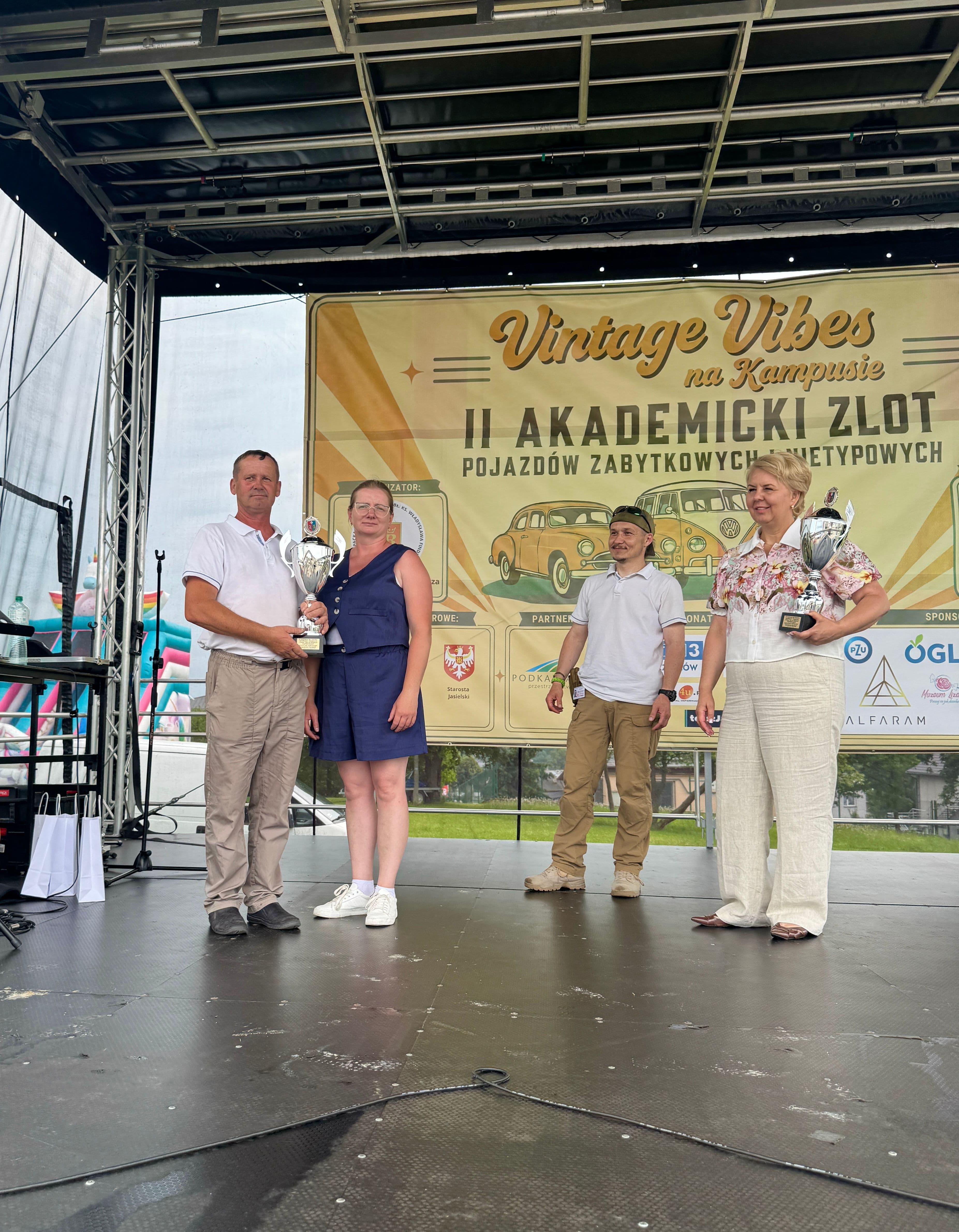 Zdjęcie galerii do artykułu II Akademicki Zlot Pojazdów Zabytkowych i Nietypowych „Vintage Vibes na Kampusie” za nami. Rekordowa frekwencja na kampusie PSW.