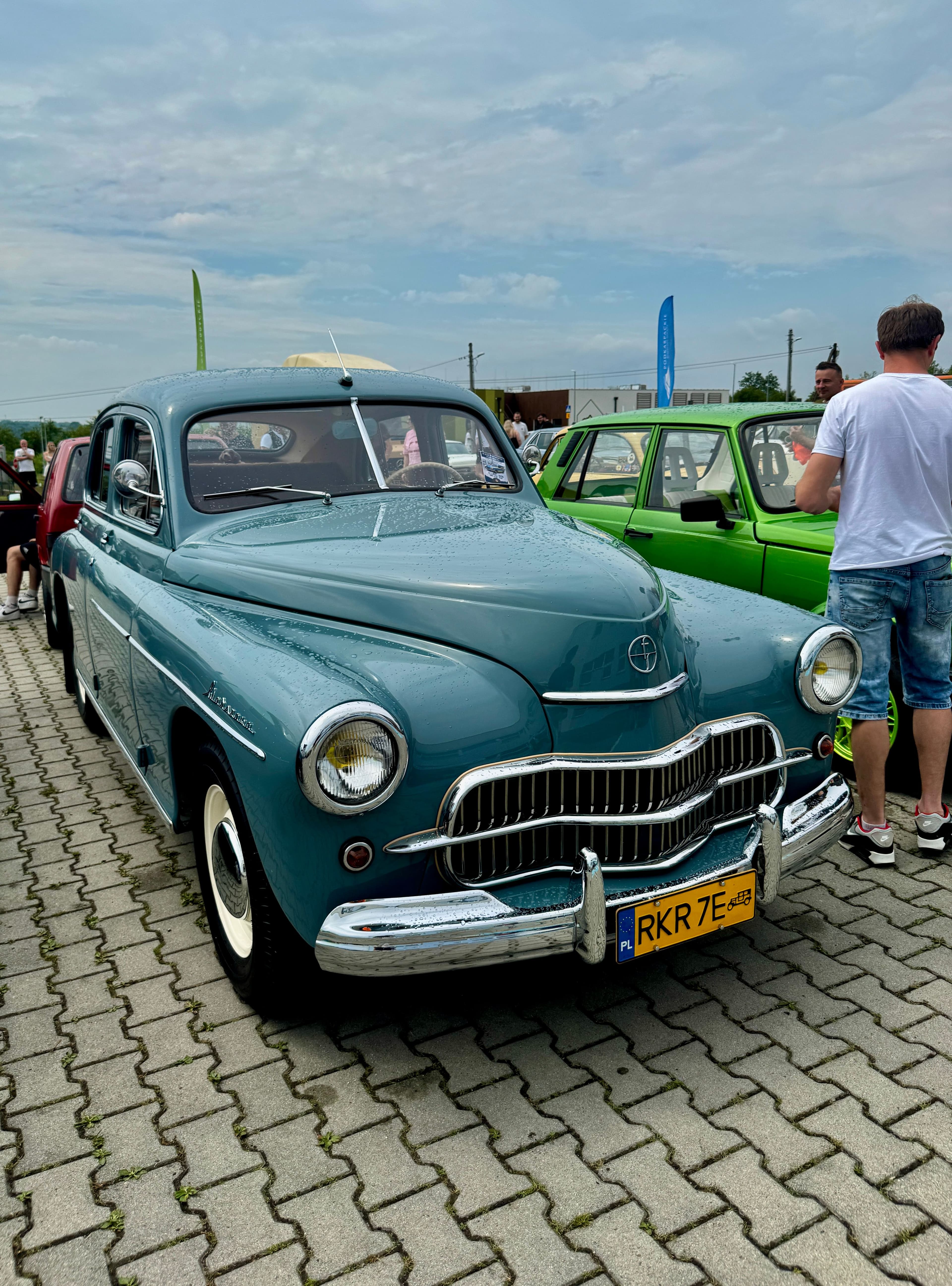 Zdjęcie galerii do artykułu II Akademicki Zlot Pojazdów Zabytkowych i Nietypowych „Vintage Vibes na Kampusie” za nami. Rekordowa frekwencja na kampusie PSW.