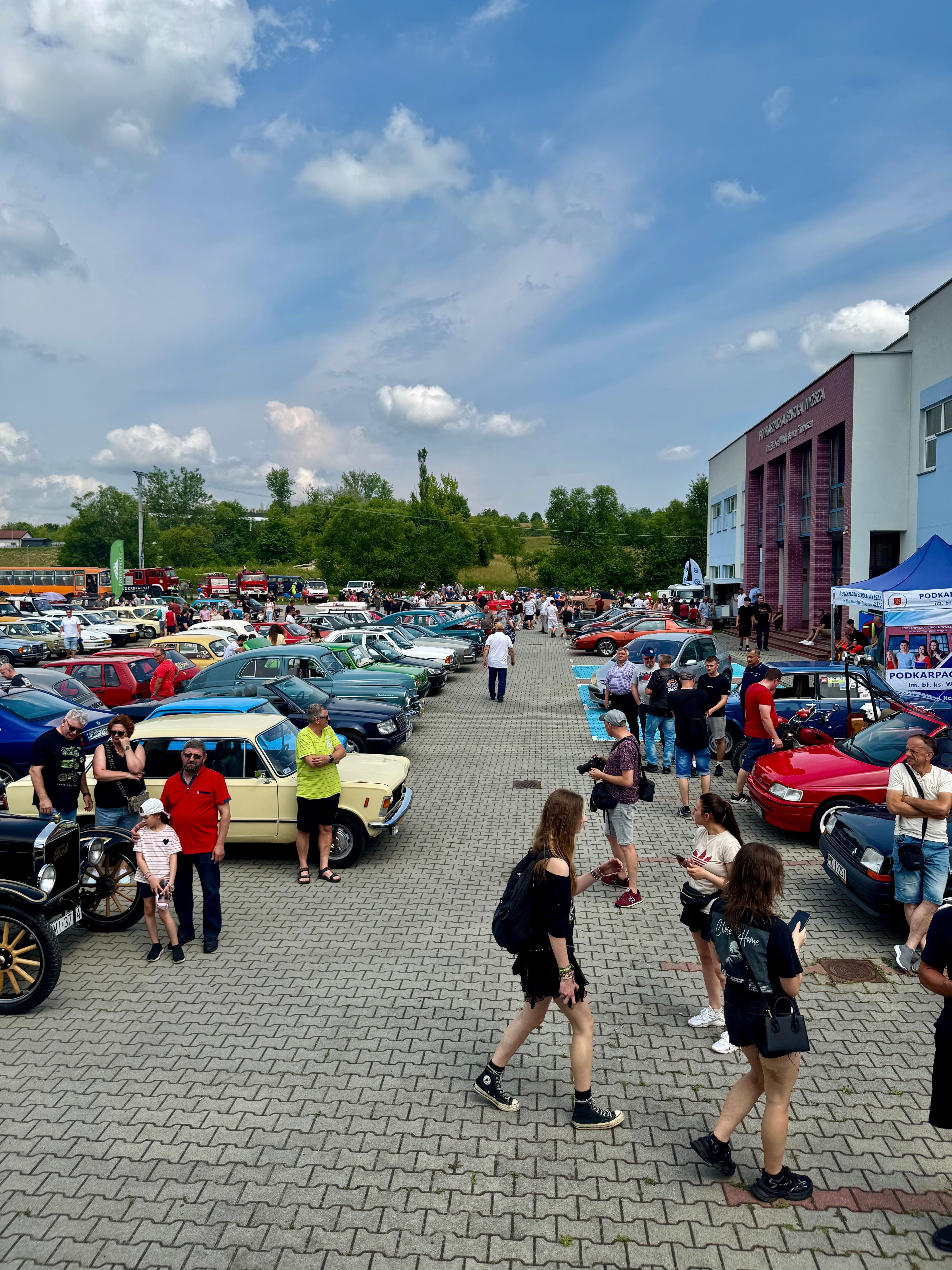 Zdjęcie galerii do artykułu II Akademicki Zlot Pojazdów Zabytkowych i Nietypowych „Vintage Vibes na Kampusie” za nami. Rekordowa frekwencja na kampusie PSW.