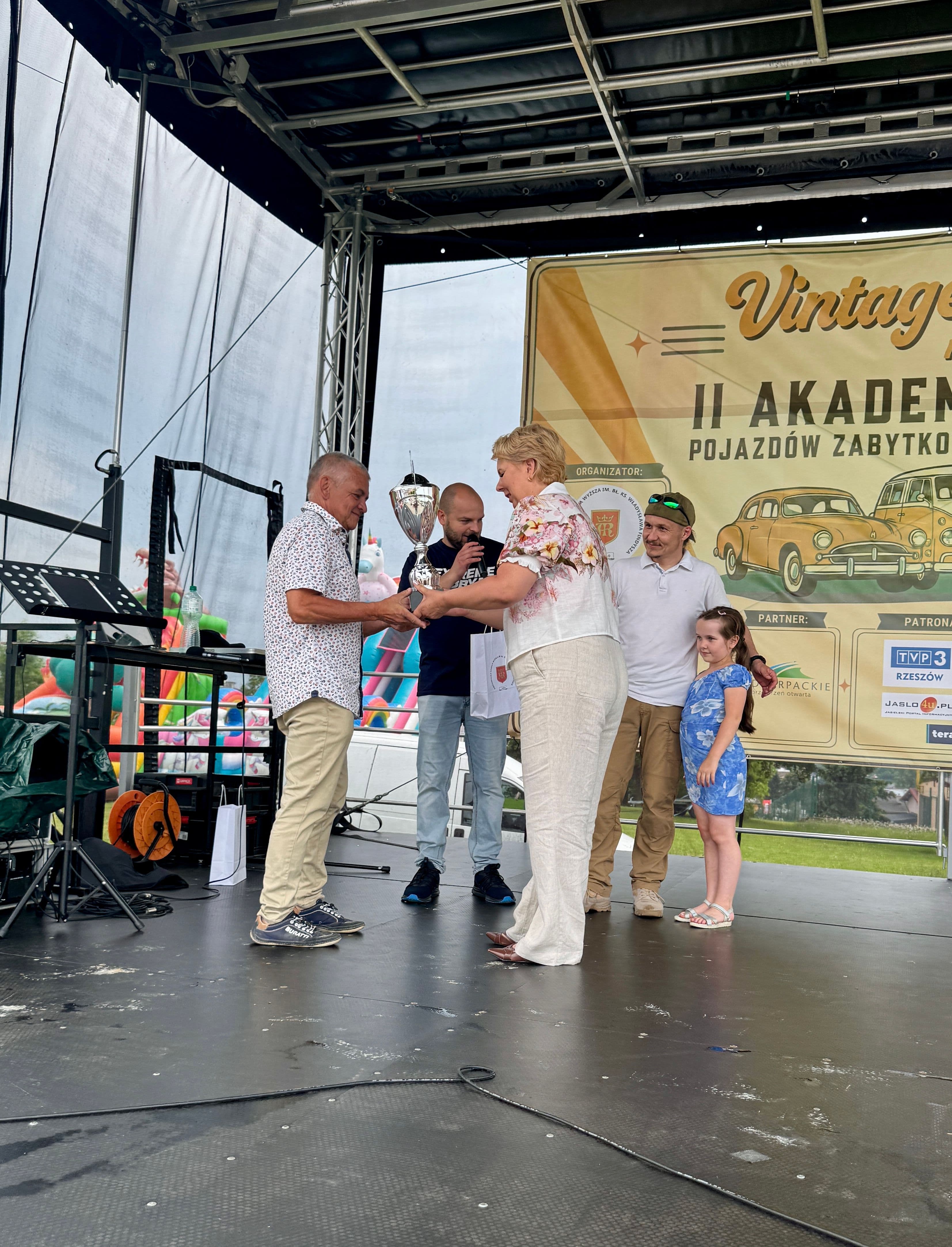 Zdjęcie galerii do artykułu II Akademicki Zlot Pojazdów Zabytkowych i Nietypowych „Vintage Vibes na Kampusie” za nami. Rekordowa frekwencja na kampusie PSW.