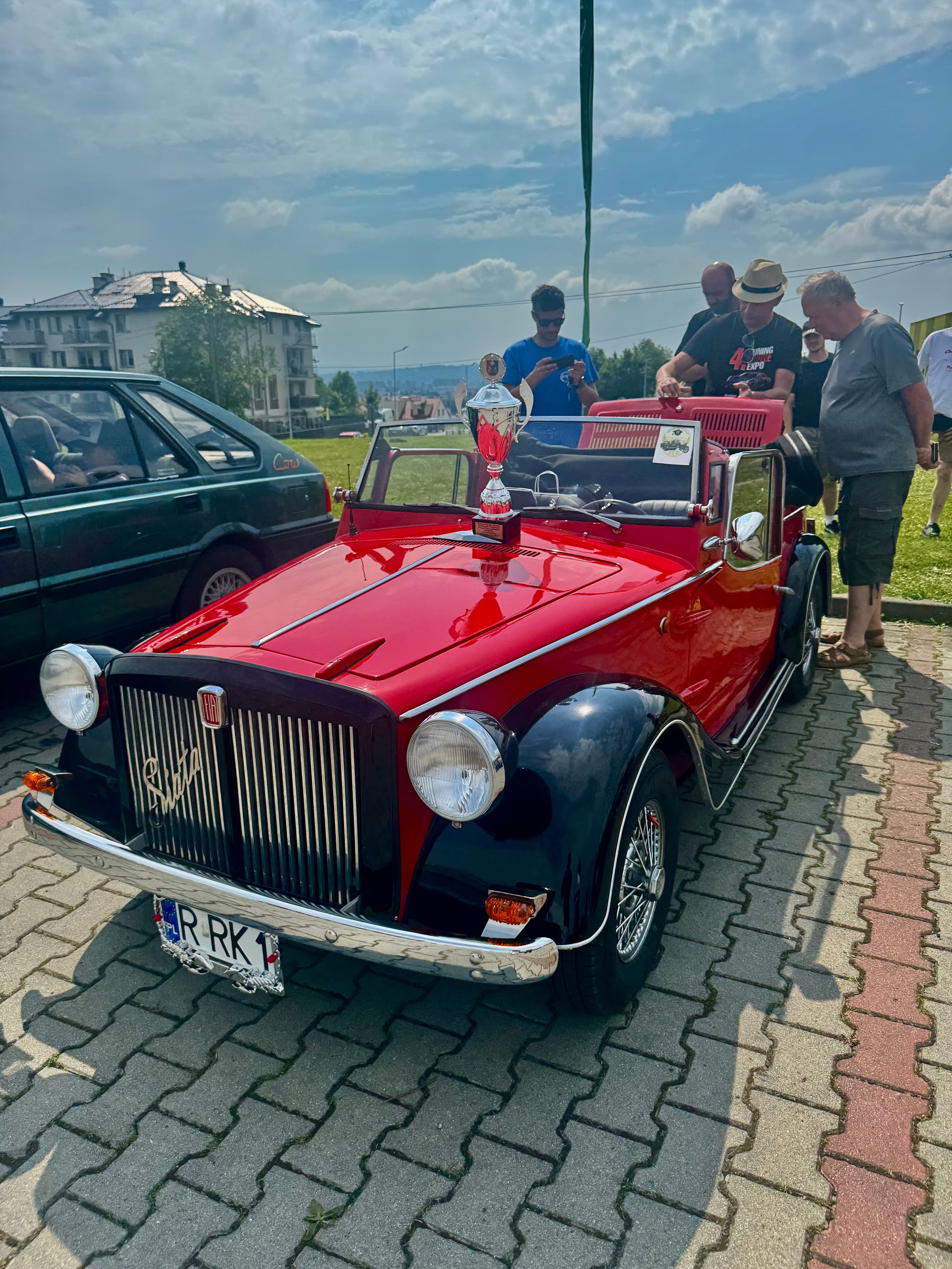 Zdjęcie galerii do artykułu II Akademicki Zlot Pojazdów Zabytkowych i Nietypowych „Vintage Vibes na Kampusie” za nami. Rekordowa frekwencja na kampusie PSW.