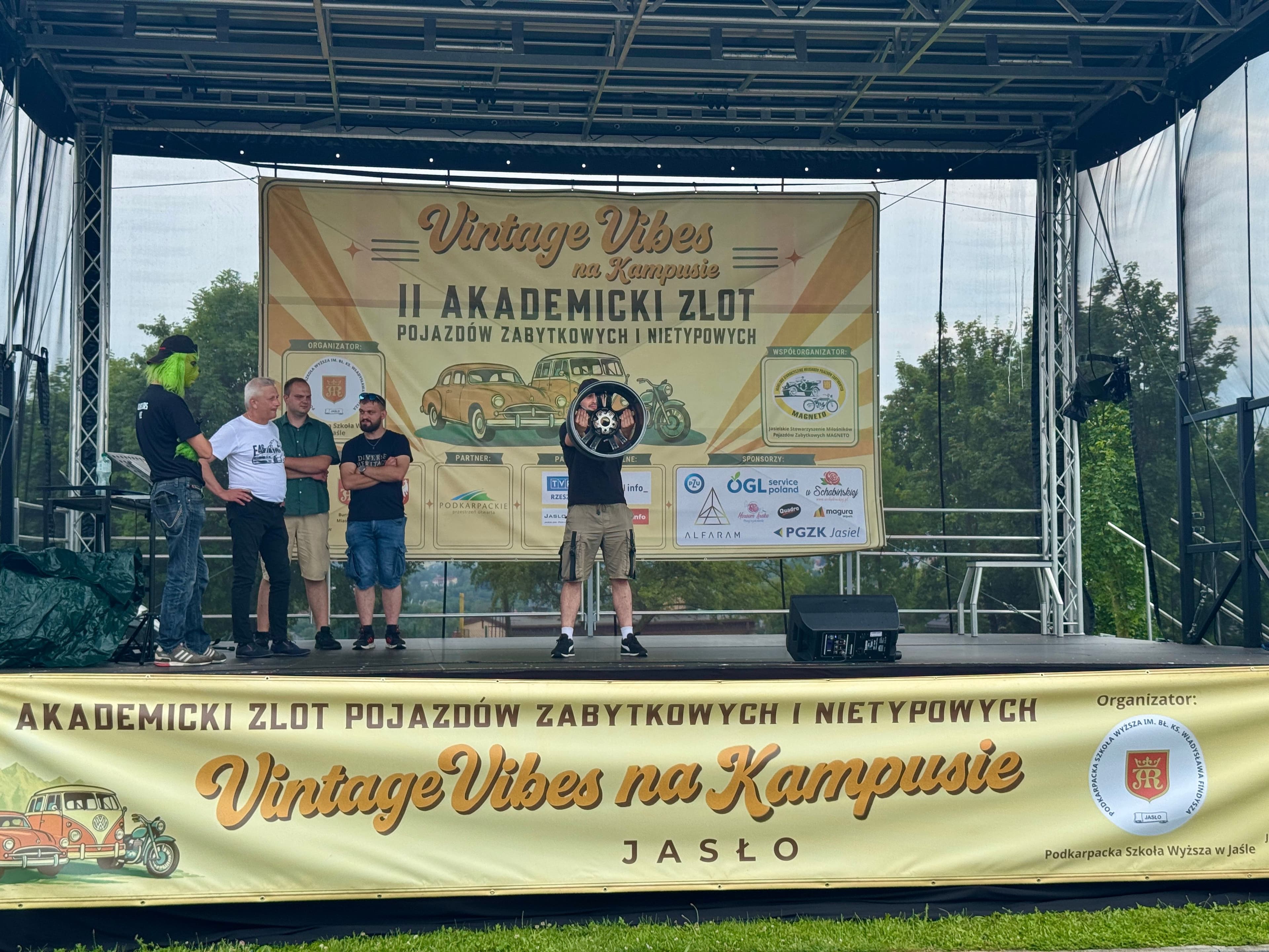 Zdjęcie galerii do artykułu II Akademicki Zlot Pojazdów Zabytkowych i Nietypowych „Vintage Vibes na Kampusie” za nami. Rekordowa frekwencja na kampusie PSW.