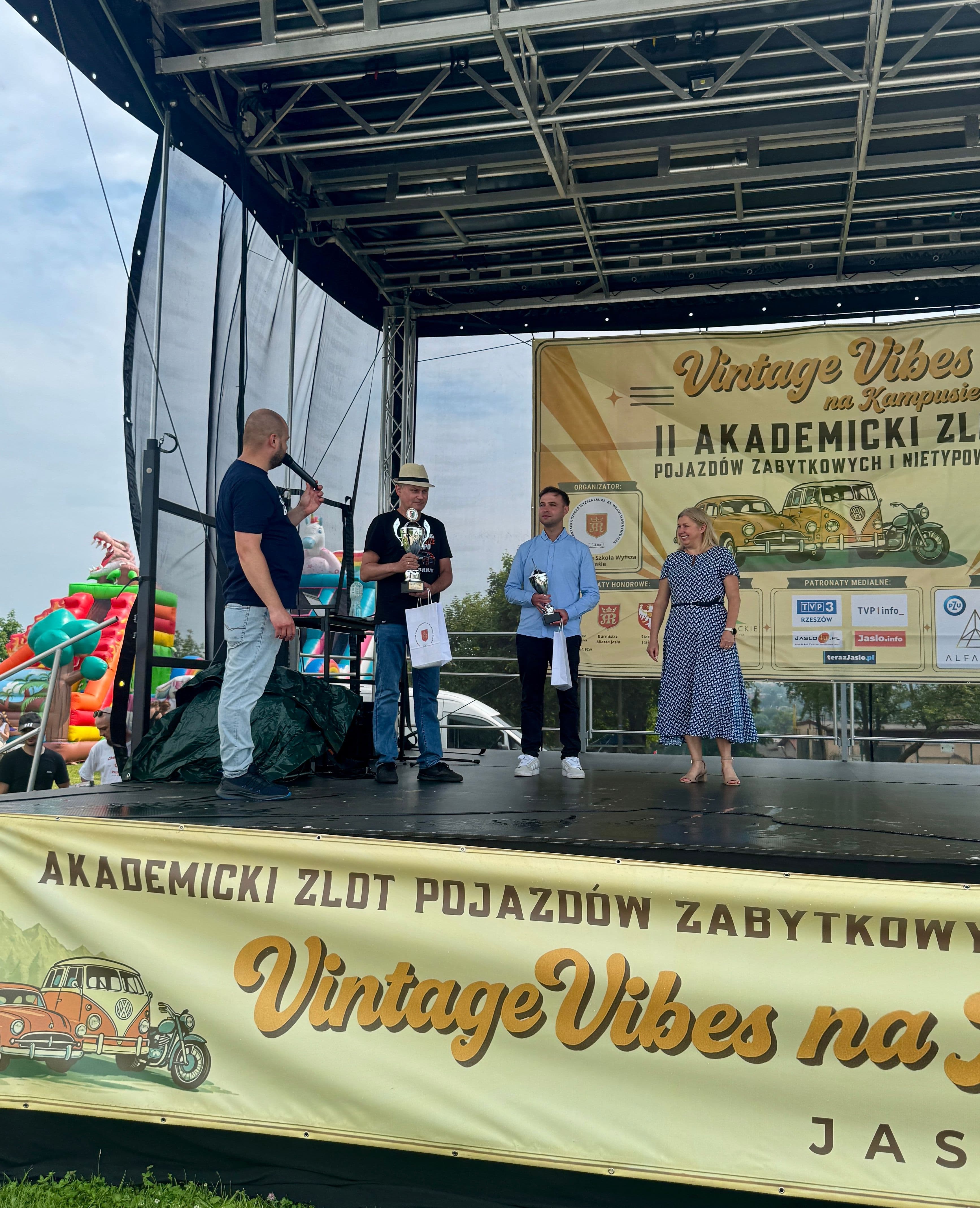 Zdjęcie galerii do artykułu II Akademicki Zlot Pojazdów Zabytkowych i Nietypowych „Vintage Vibes na Kampusie” za nami. Rekordowa frekwencja na kampusie PSW.
