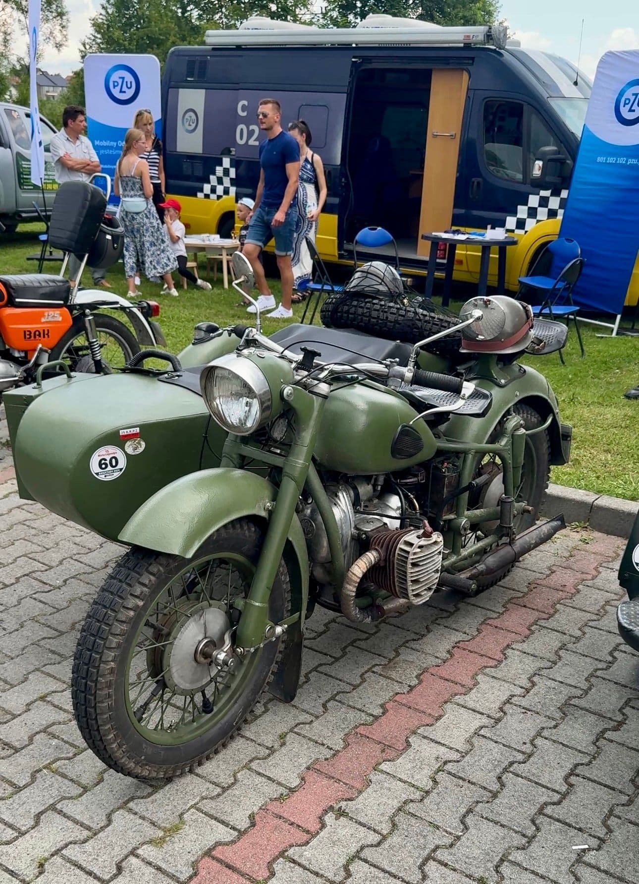 Zdjęcie galerii do artykułu II Akademicki Zlot Pojazdów Zabytkowych i Nietypowych „Vintage Vibes na Kampusie” za nami. Rekordowa frekwencja na kampusie PSW.