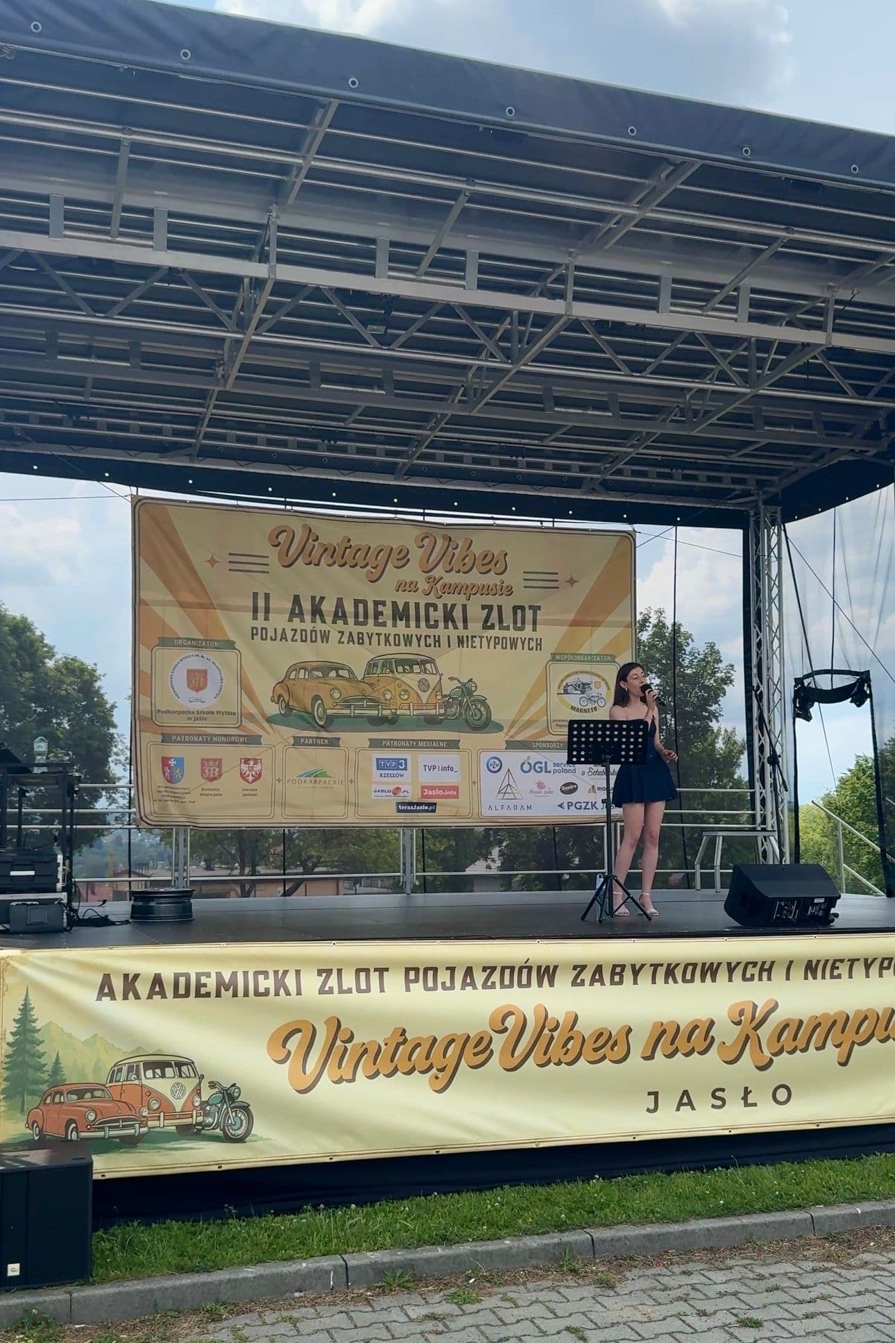 Zdjęcie galerii do artykułu II Akademicki Zlot Pojazdów Zabytkowych i Nietypowych „Vintage Vibes na Kampusie” za nami. Rekordowa frekwencja na kampusie PSW.