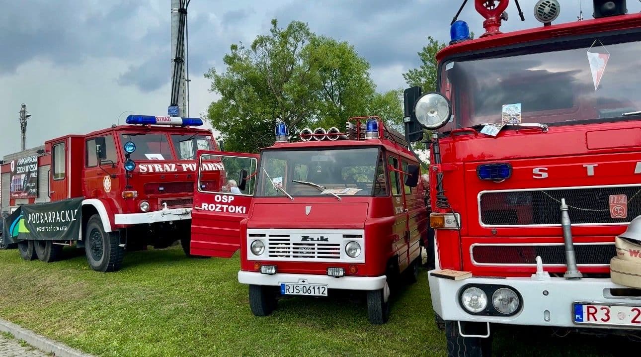 Zdjęcie galerii do artykułu II Akademicki Zlot Pojazdów Zabytkowych i Nietypowych „Vintage Vibes na Kampusie” za nami. Rekordowa frekwencja na kampusie PSW.