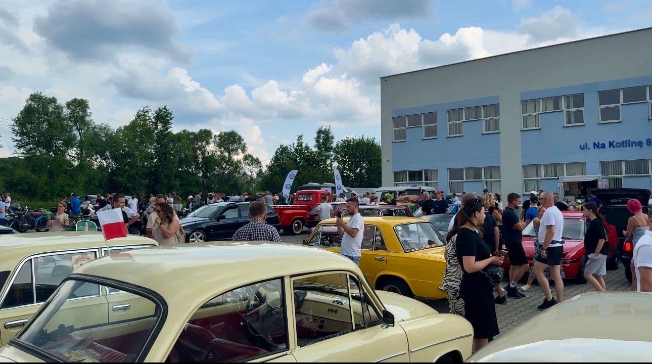 Zdjęcie galerii do artykułu II Akademicki Zlot Pojazdów Zabytkowych i Nietypowych „Vintage Vibes na Kampusie” za nami. Rekordowa frekwencja na kampusie PSW.