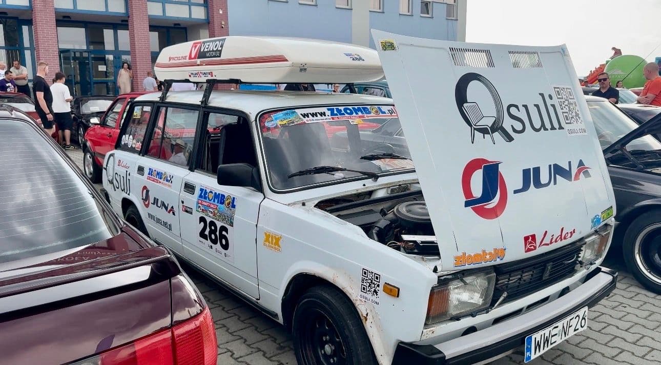 Zdjęcie galerii do artykułu II Akademicki Zlot Pojazdów Zabytkowych i Nietypowych „Vintage Vibes na Kampusie” za nami. Rekordowa frekwencja na kampusie PSW.