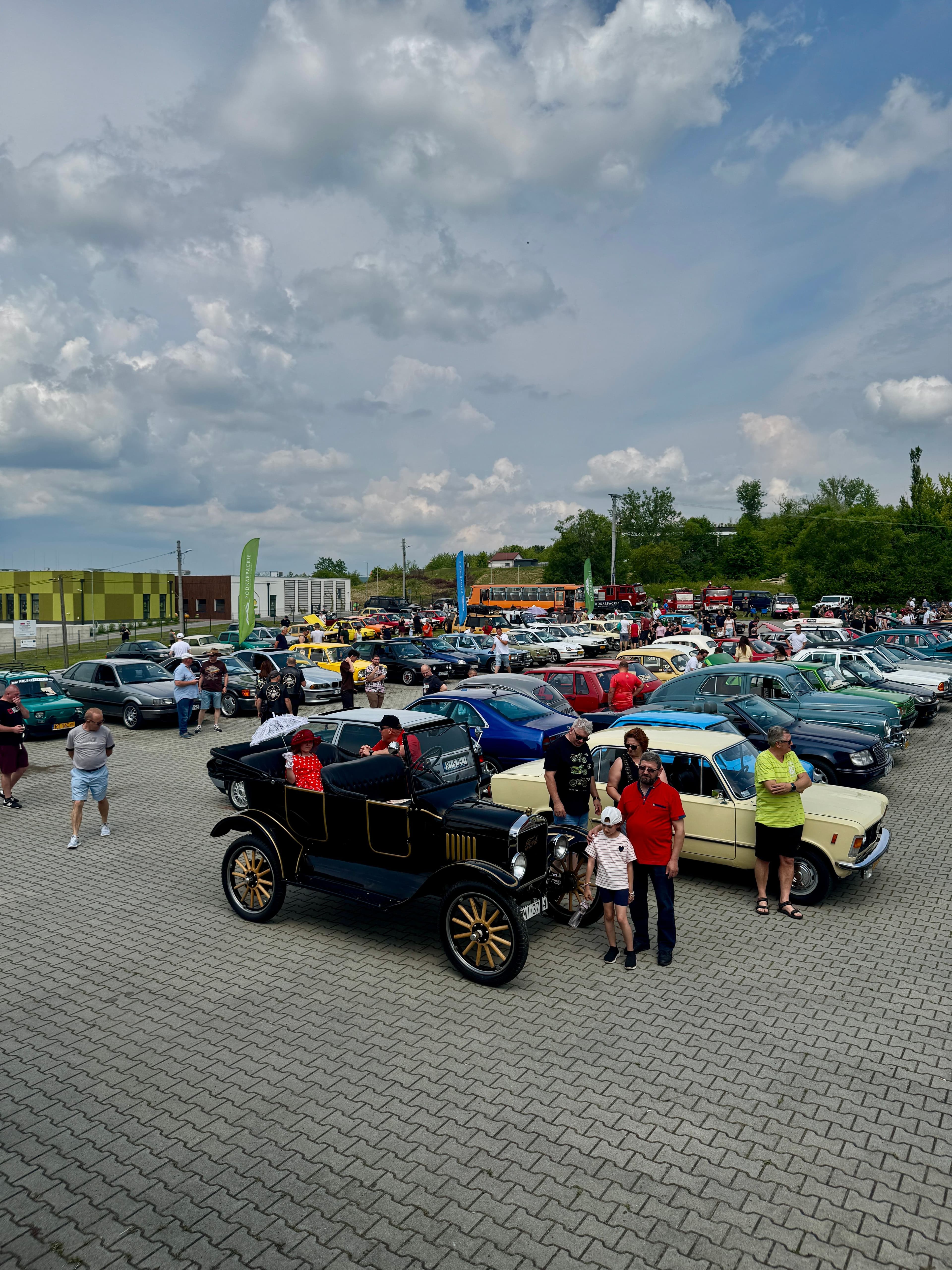 Zdjęcie galerii do artykułu II Akademicki Zlot Pojazdów Zabytkowych i Nietypowych „Vintage Vibes na Kampusie” za nami. Rekordowa frekwencja na kampusie PSW.