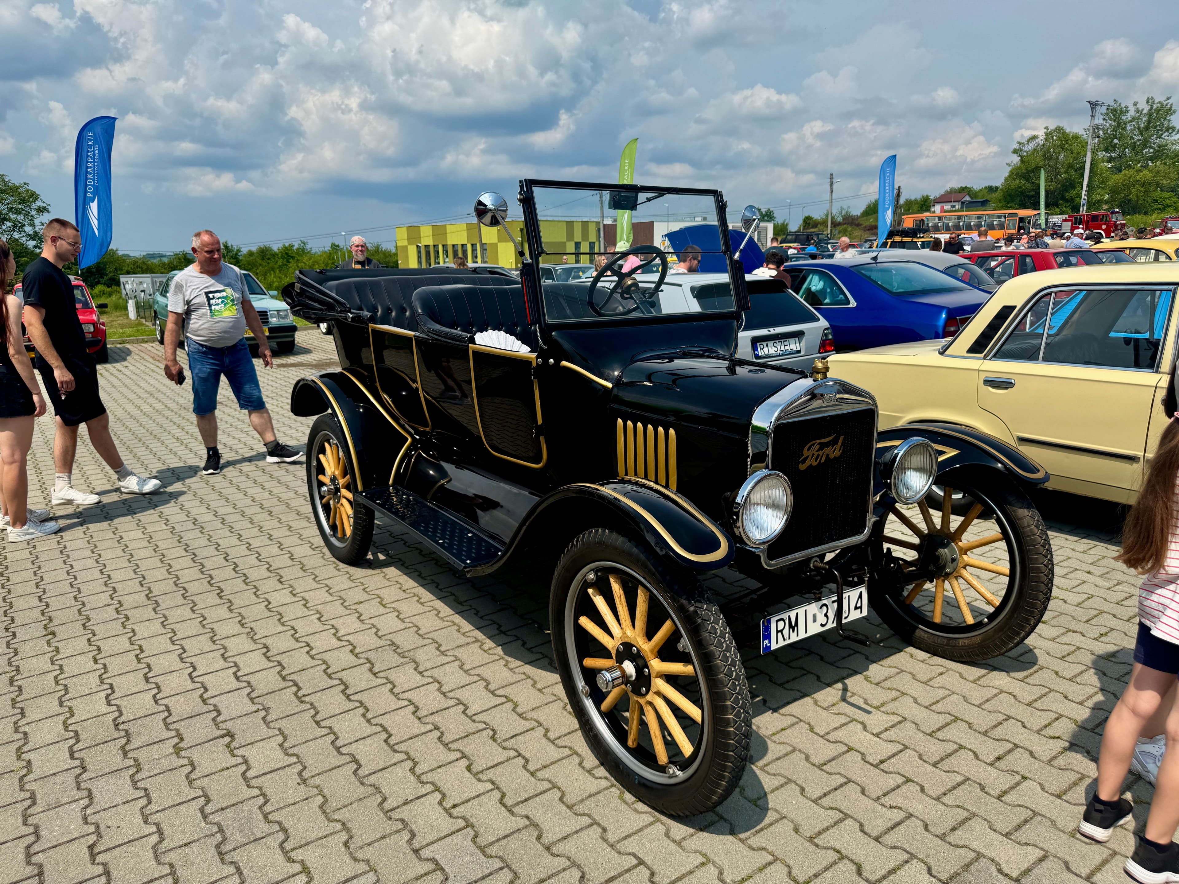 Zdjęcie galerii do artykułu II Akademicki Zlot Pojazdów Zabytkowych i Nietypowych „Vintage Vibes na Kampusie” za nami. Rekordowa frekwencja na kampusie PSW.