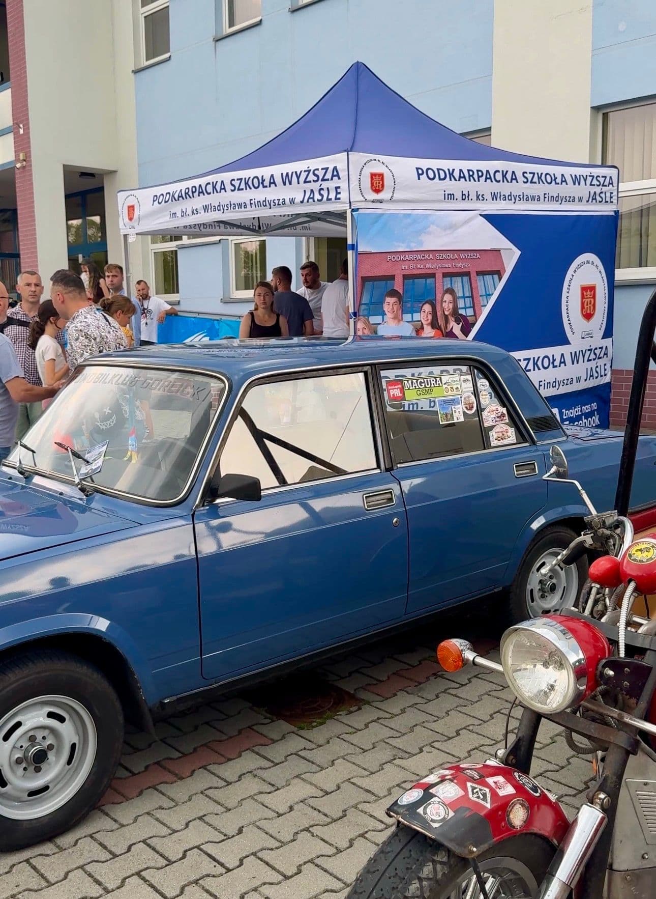 Zdjęcie galerii do artykułu II Akademicki Zlot Pojazdów Zabytkowych i Nietypowych „Vintage Vibes na Kampusie” za nami. Rekordowa frekwencja na kampusie PSW.