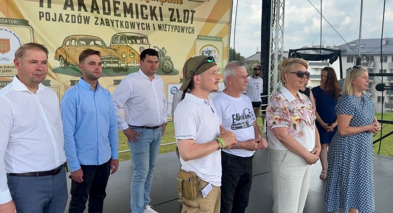 Zdjęcie galerii do artykułu II Akademicki Zlot Pojazdów Zabytkowych i Nietypowych „Vintage Vibes na Kampusie” za nami. Rekordowa frekwencja na kampusie PSW.
