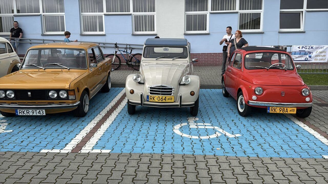 Zdjęcie galerii do artykułu Akademicki Zlot Pojazdów Zabytkowych i Nietypowych „Vintage Vibes” – dzień pełen pasji, stylu i edukacji