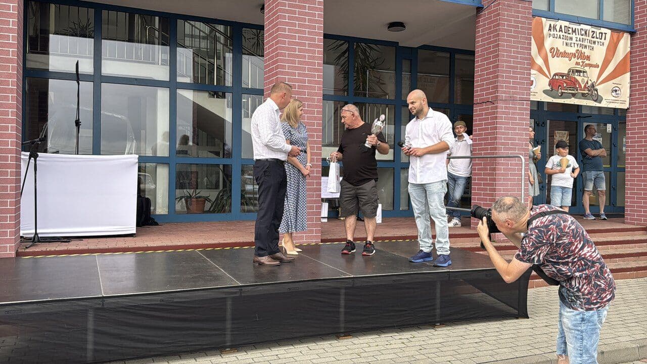 Zdjęcie galerii do artykułu Akademicki Zlot Pojazdów Zabytkowych i Nietypowych „Vintage Vibes” – dzień pełen pasji, stylu i edukacji
