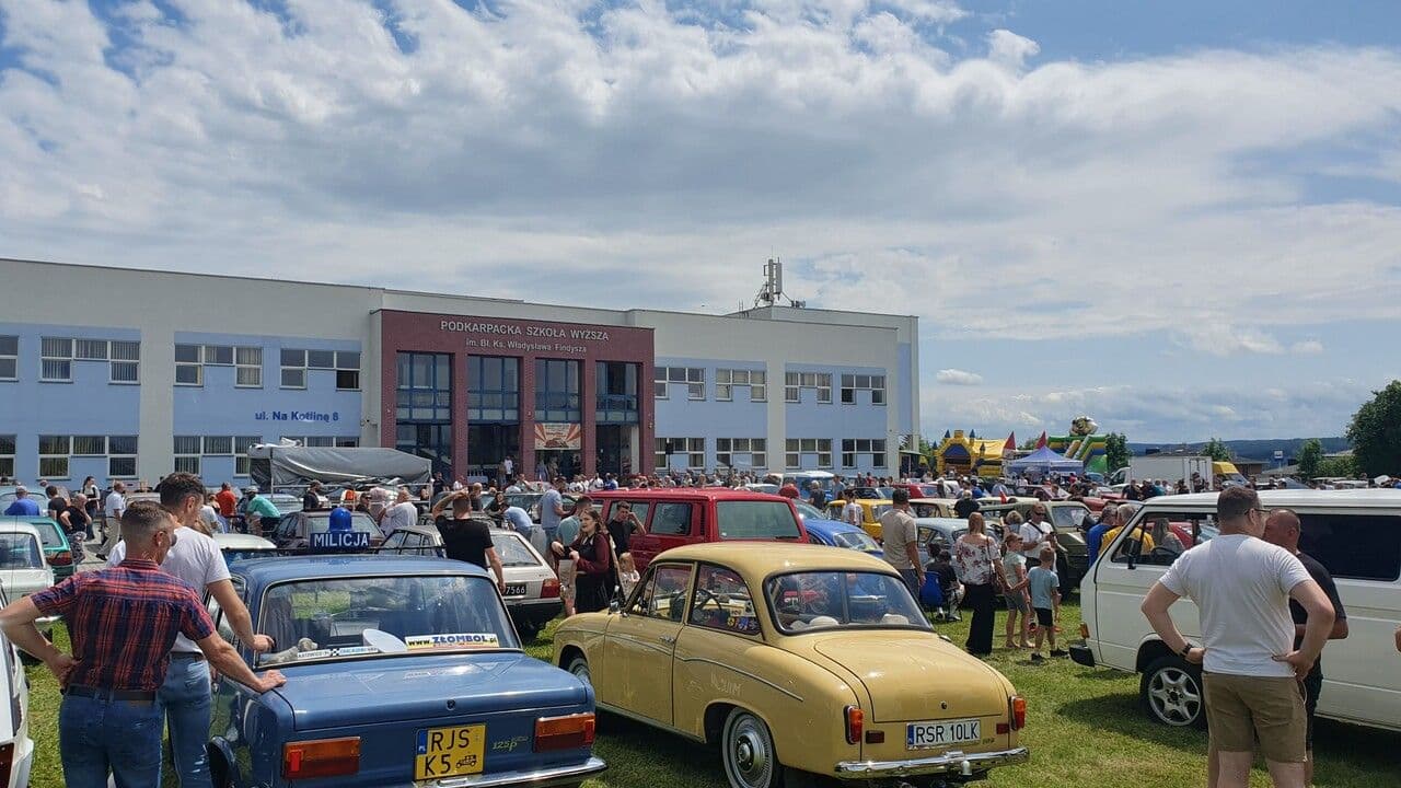 Zdjęcie galerii do artykułu Akademicki Zlot Pojazdów Zabytkowych i Nietypowych „Vintage Vibes” – dzień pełen pasji, stylu i edukacji