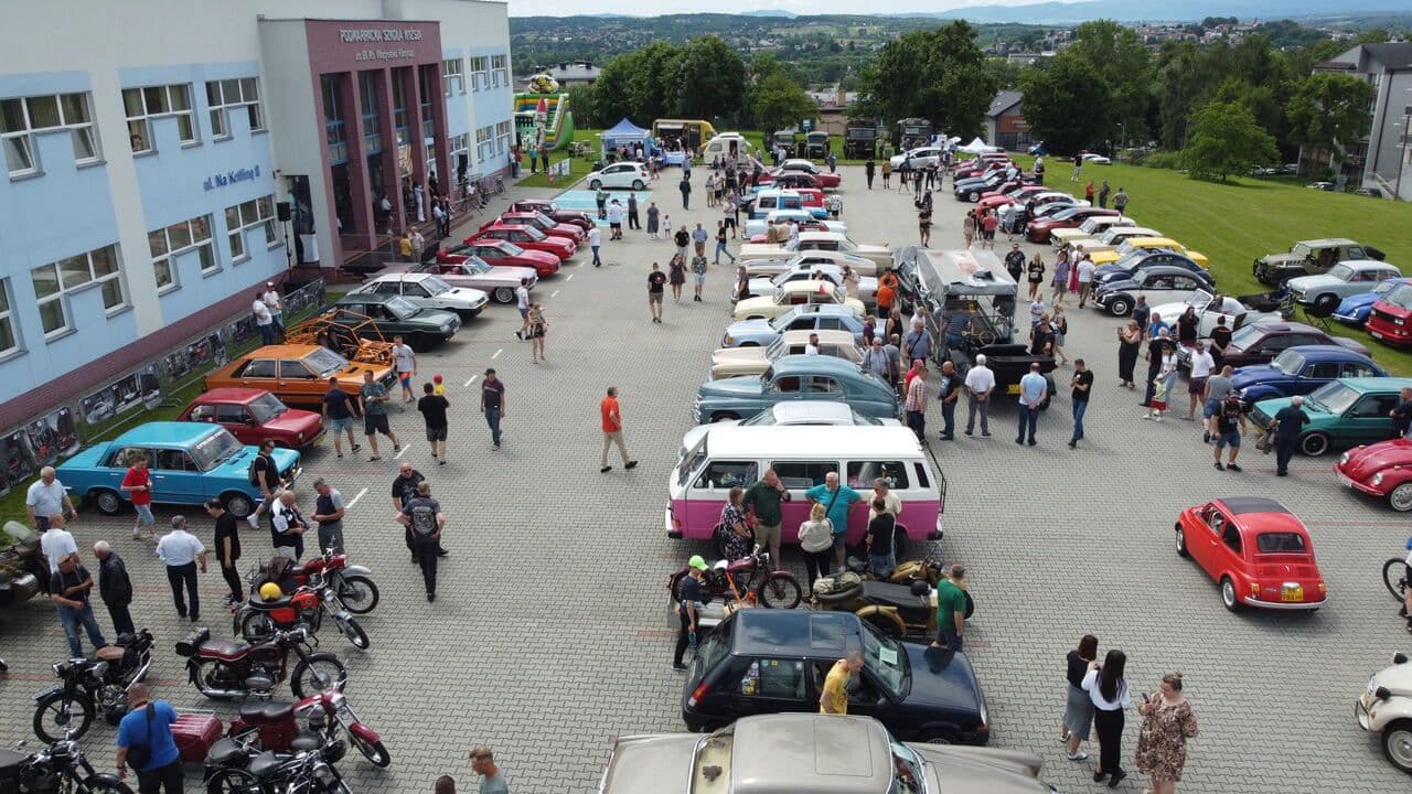 Zdjęcie galerii do artykułu Akademicki Zlot Pojazdów Zabytkowych i Nietypowych „Vintage Vibes” – dzień pełen pasji, stylu i edukacji