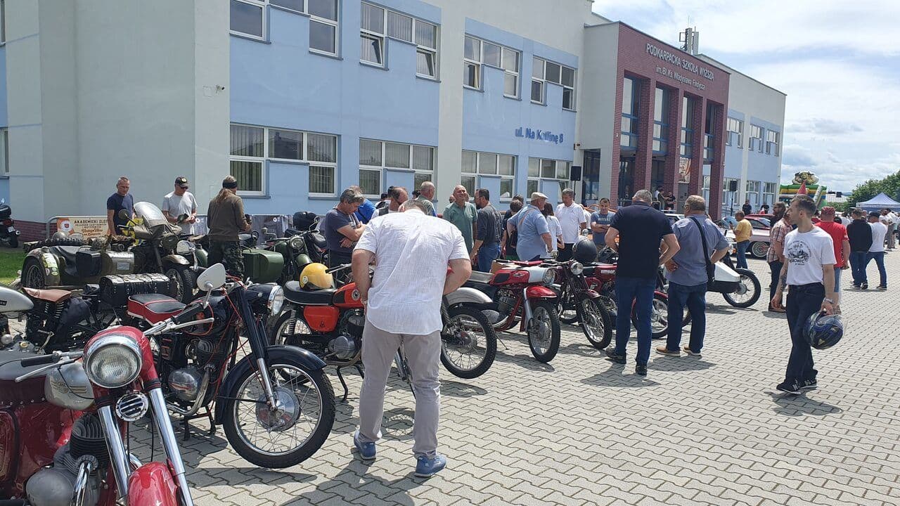 Zdjęcie galerii do artykułu Akademicki Zlot Pojazdów Zabytkowych i Nietypowych „Vintage Vibes” – dzień pełen pasji, stylu i edukacji