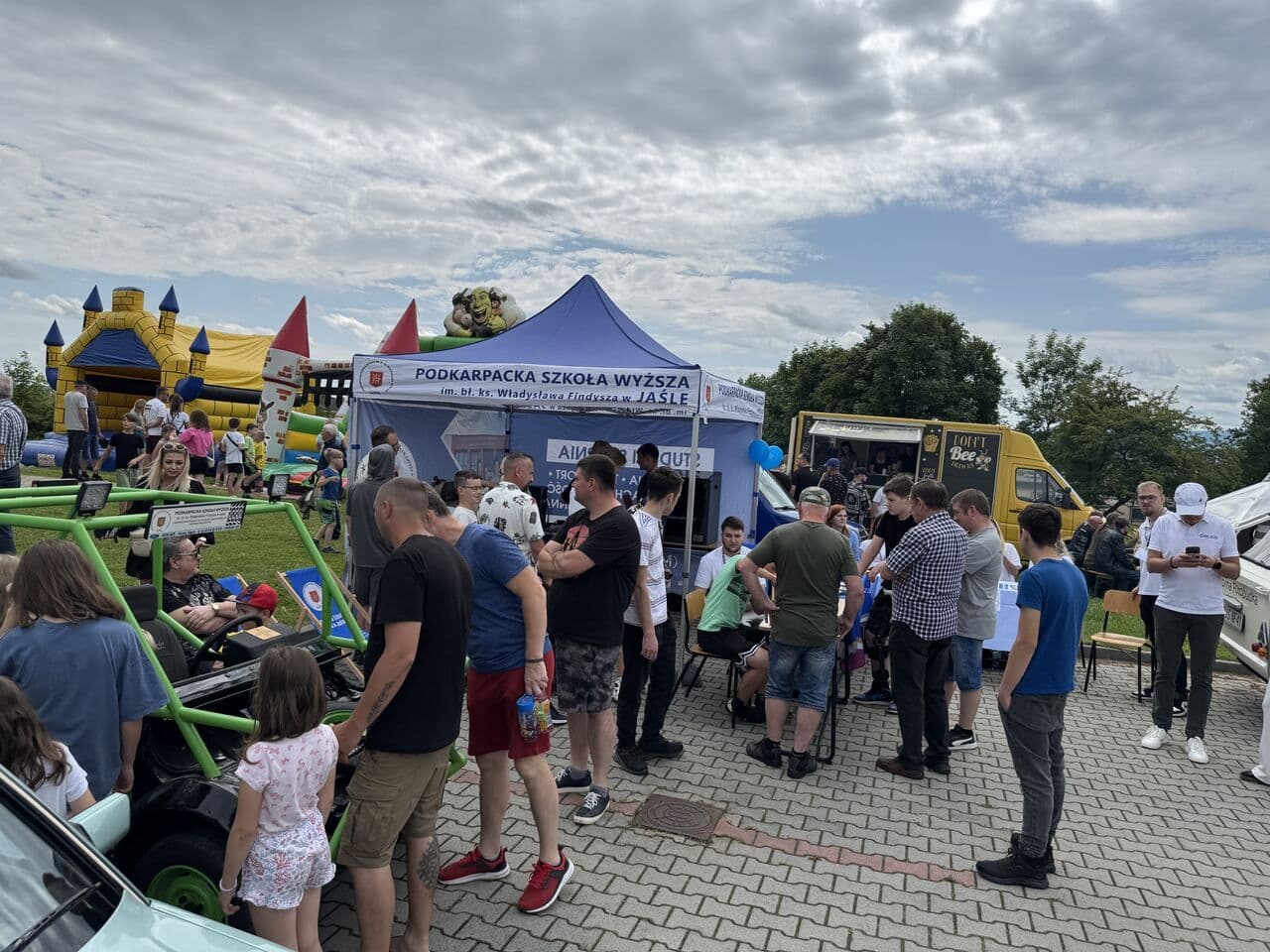 Zdjęcie galerii do artykułu Akademicki Zlot Pojazdów Zabytkowych i Nietypowych „Vintage Vibes” – dzień pełen pasji, stylu i edukacji