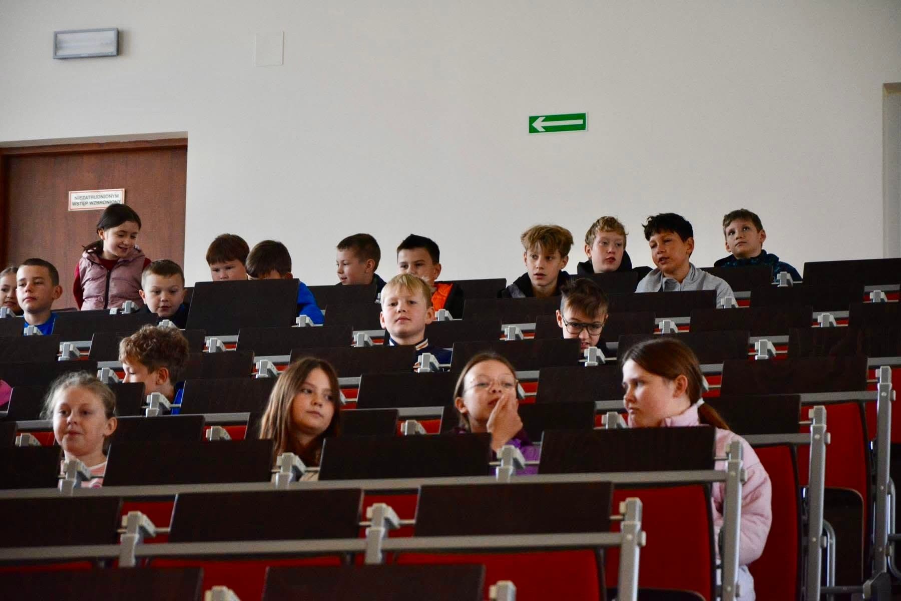 Zdjęcie galerii do artykułu Młodzi studenci w murach PSW – inauguracja 2026/2027 „Akademii Małych Odkrywców”