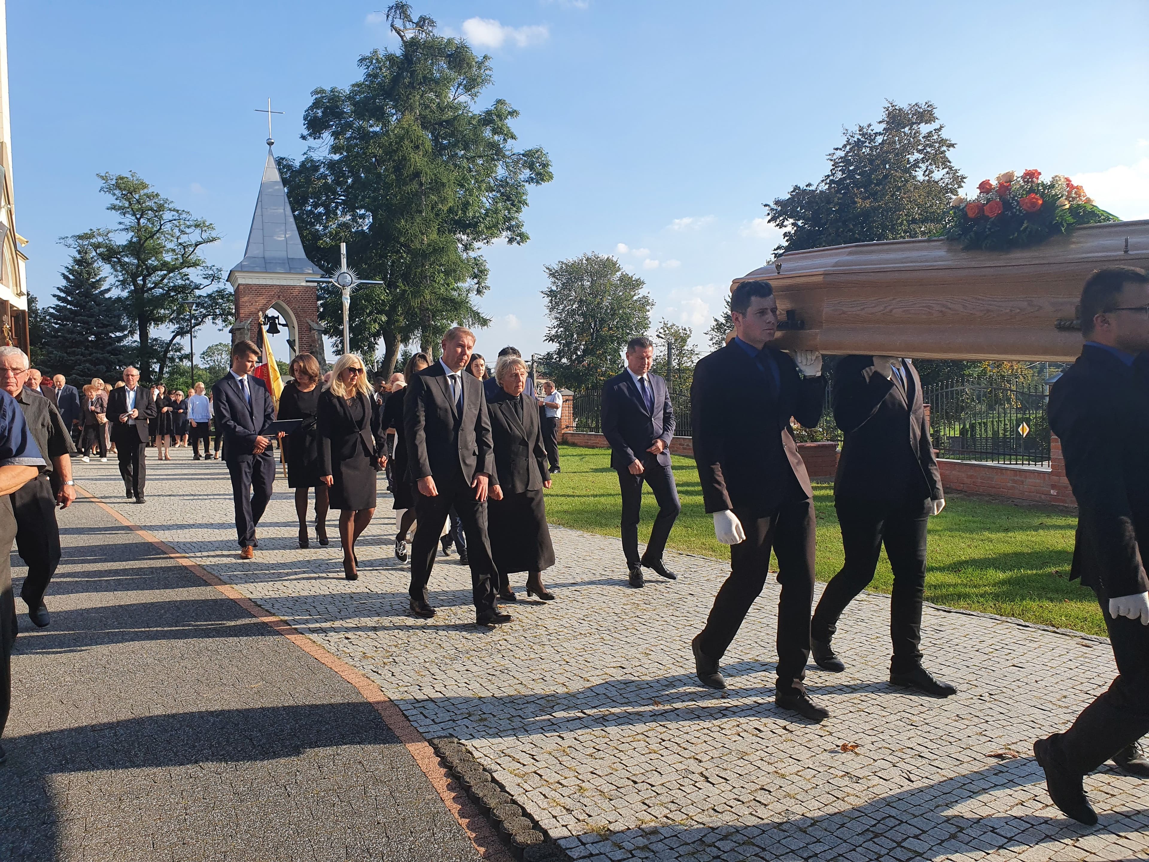 Zdjęcie galerii do artykułu Uroczystość pogrzebowa prof. nadzw. dr. inż. Stanisława Polańskiego, Rektora Podkarpackiej Szkoły Wyższej im. bł. ks. Władysława Findysza w Jaśle