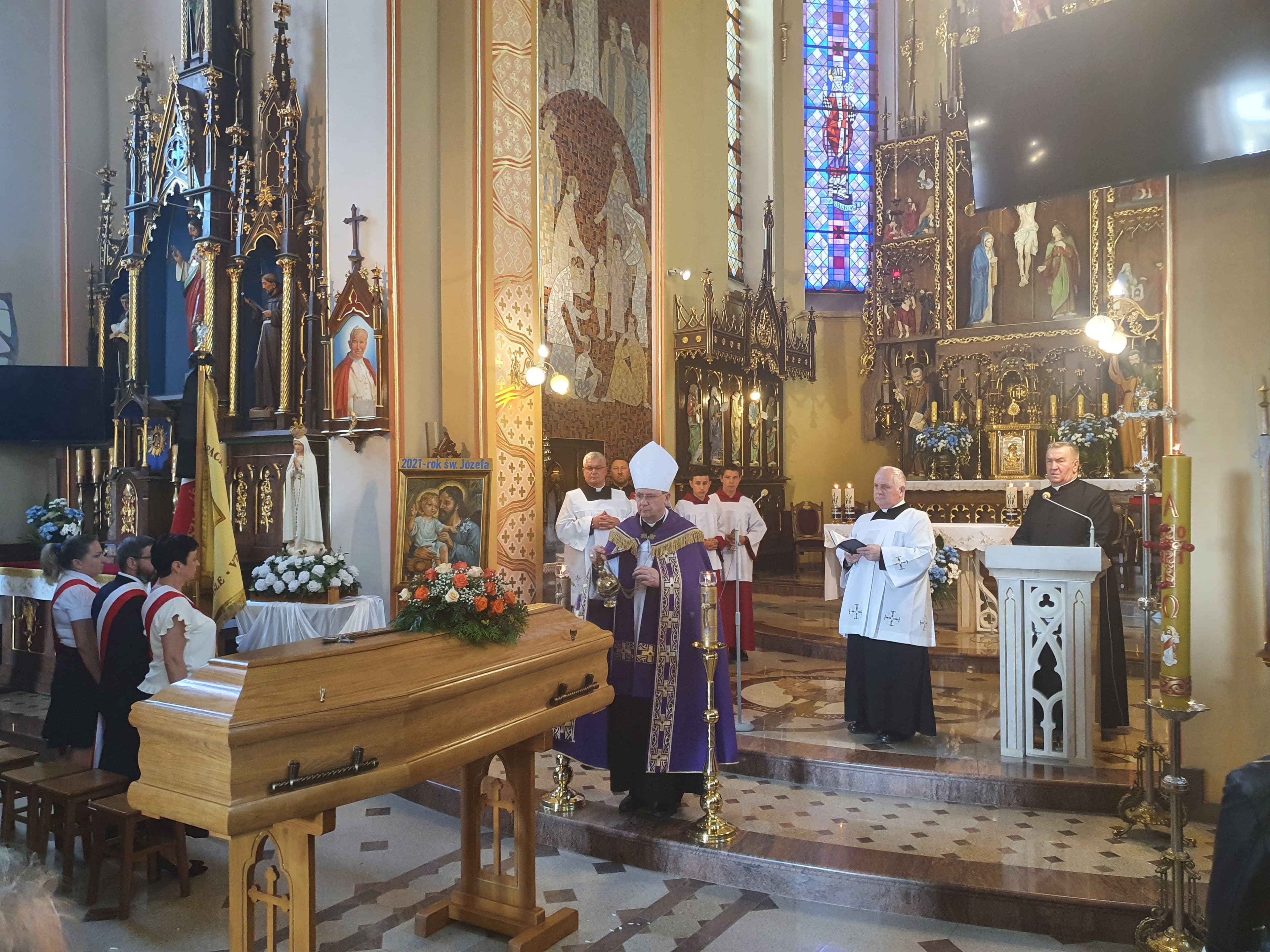 Zdjęcie galerii do artykułu Uroczystość pogrzebowa prof. nadzw. dr. inż. Stanisława Polańskiego, Rektora Podkarpackiej Szkoły Wyższej im. bł. ks. Władysława Findysza w Jaśle