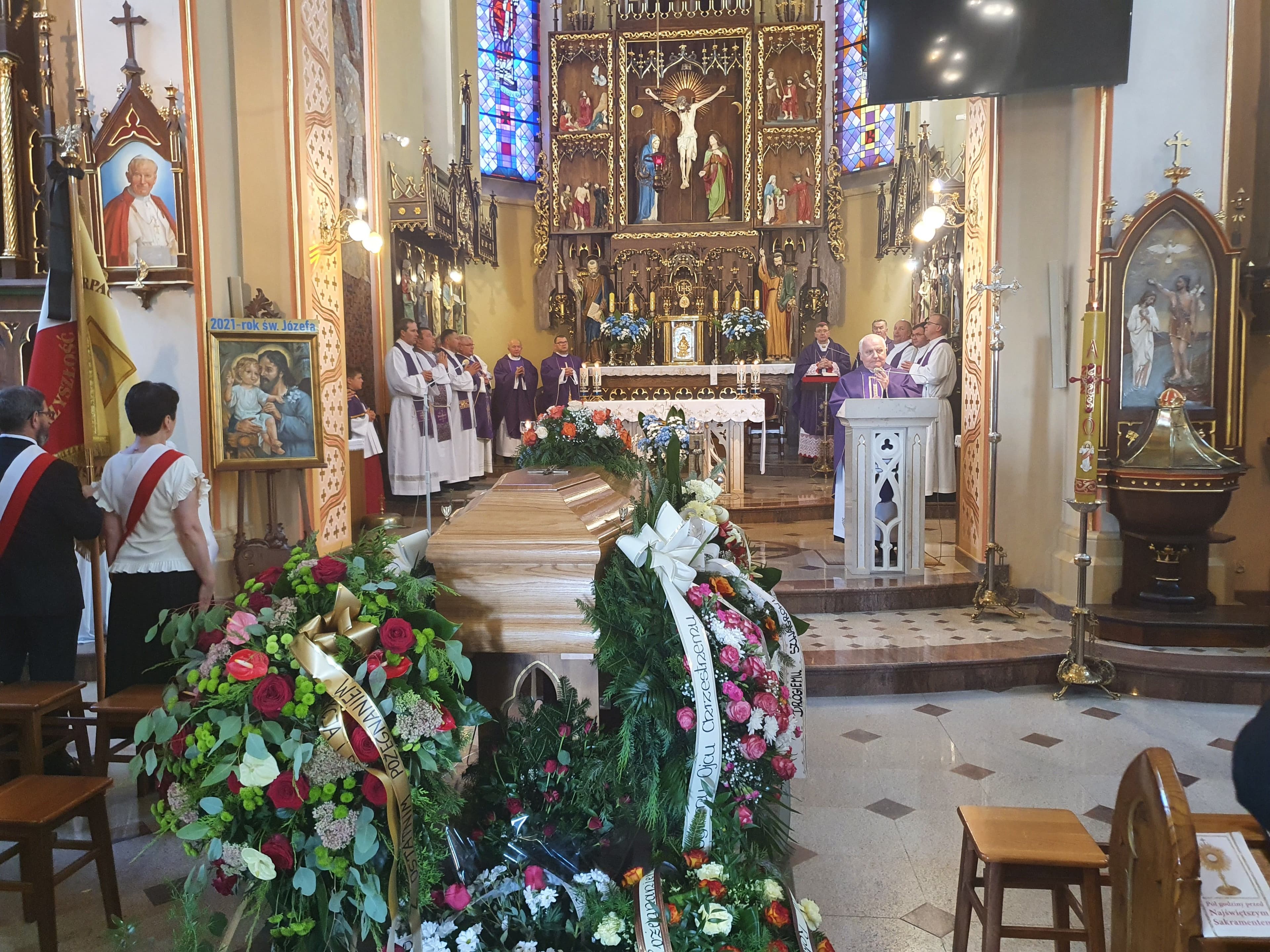 Zdjęcie galerii do artykułu Uroczystość pogrzebowa prof. nadzw. dr. inż. Stanisława Polańskiego, Rektora Podkarpackiej Szkoły Wyższej im. bł. ks. Władysława Findysza w Jaśle