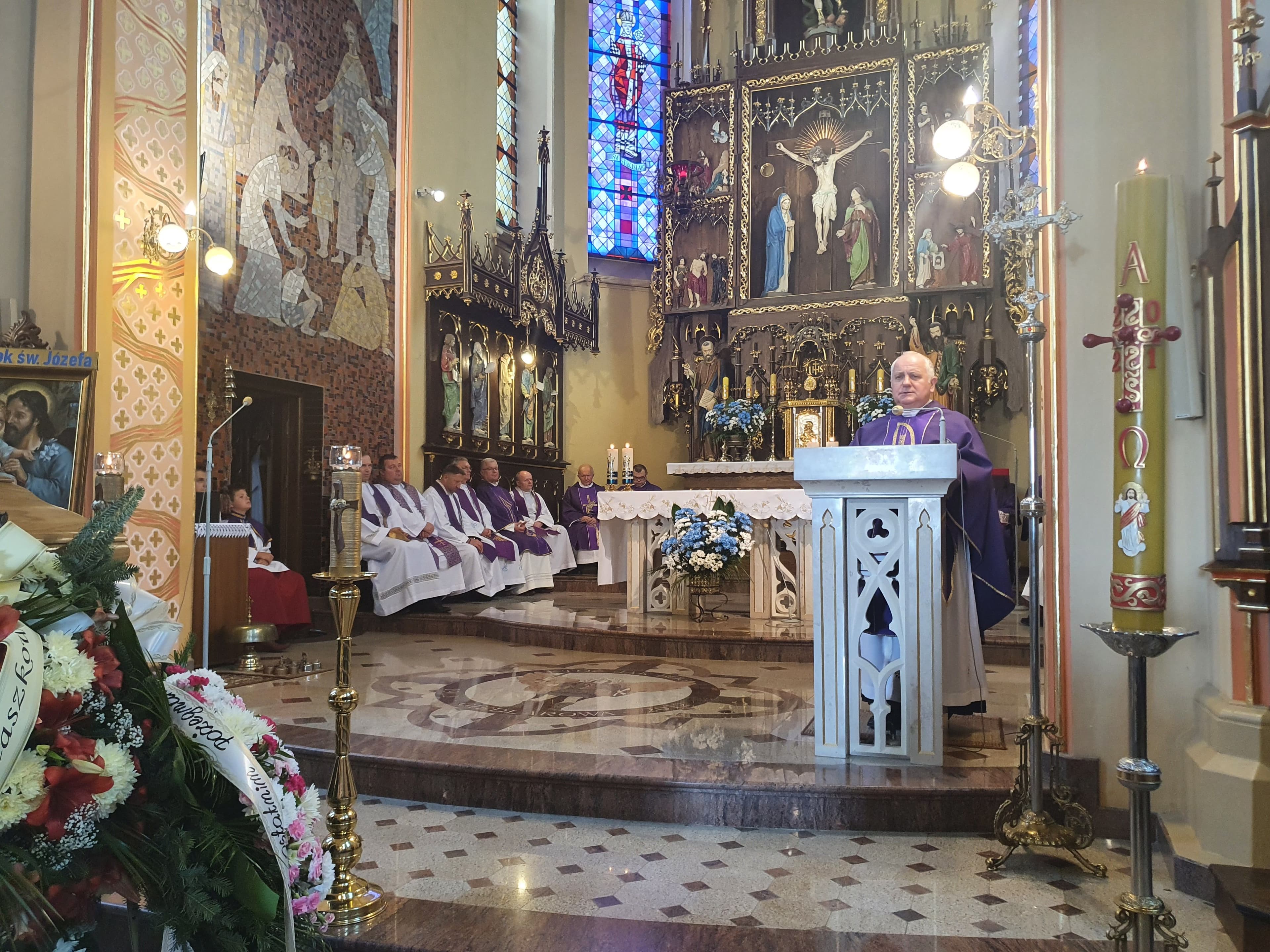 Zdjęcie galerii do artykułu Uroczystość pogrzebowa prof. nadzw. dr. inż. Stanisława Polańskiego, Rektora Podkarpackiej Szkoły Wyższej im. bł. ks. Władysława Findysza w Jaśle