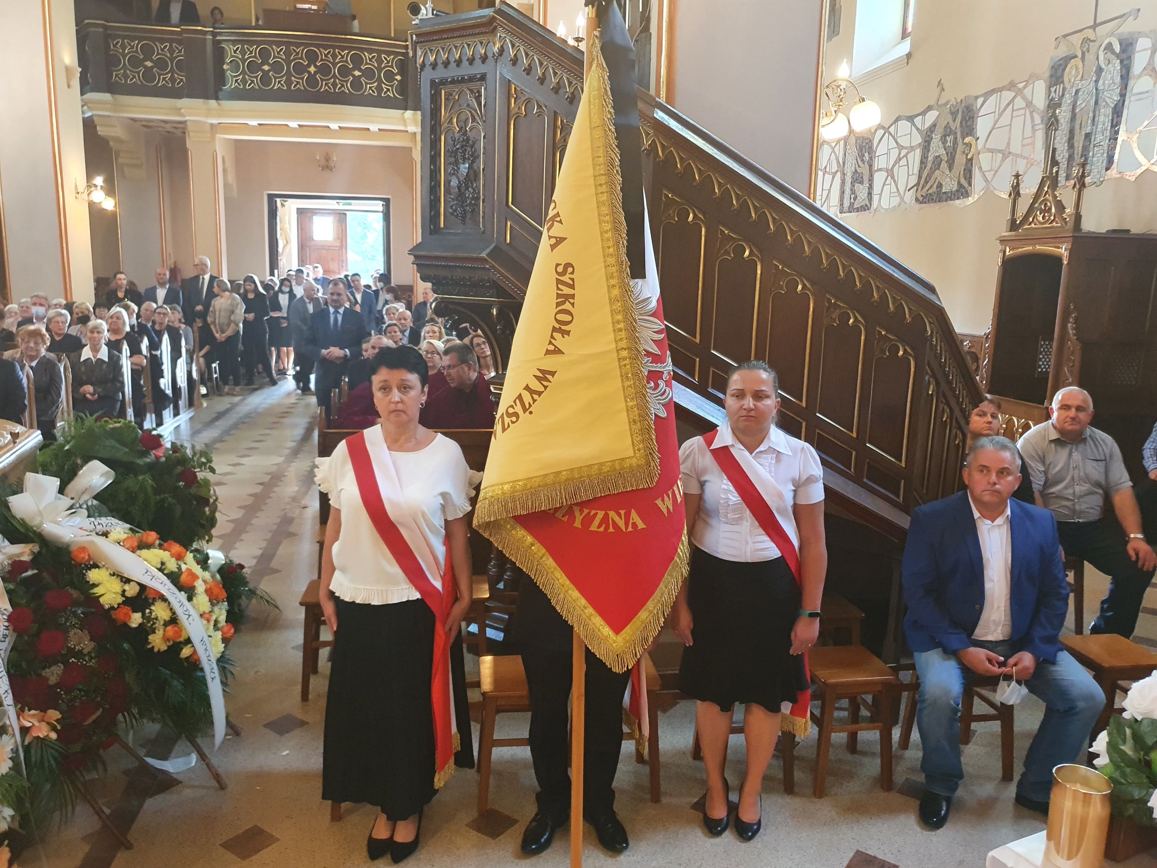 Zdjęcie galerii do artykułu Uroczystość pogrzebowa prof. nadzw. dr. inż. Stanisława Polańskiego, Rektora Podkarpackiej Szkoły Wyższej im. bł. ks. Władysława Findysza w Jaśle