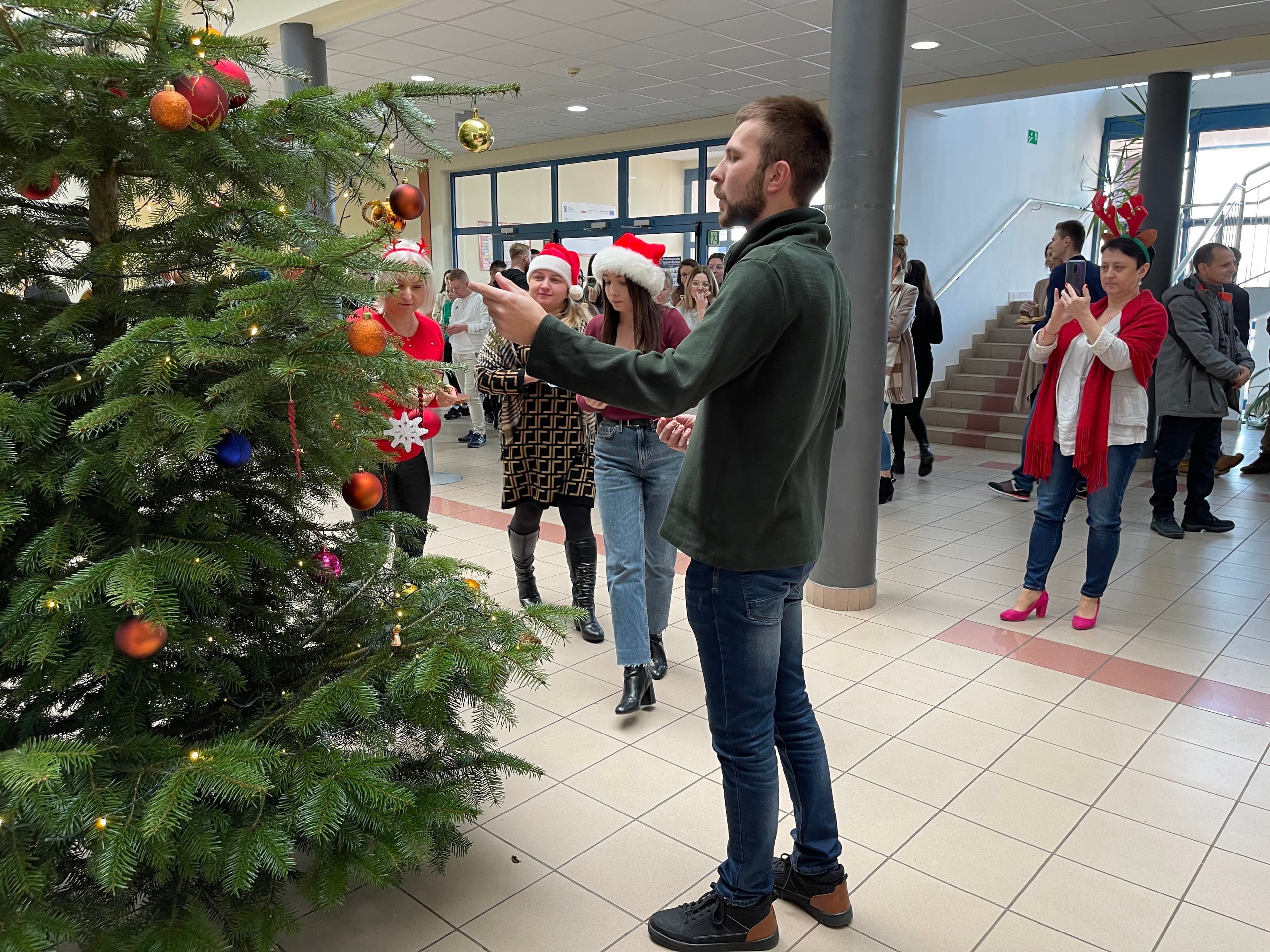 Zdjęcie galerii do artykułu Podsumowanie akcji „Wspólnego ubierania choinki – PSW Jasło”