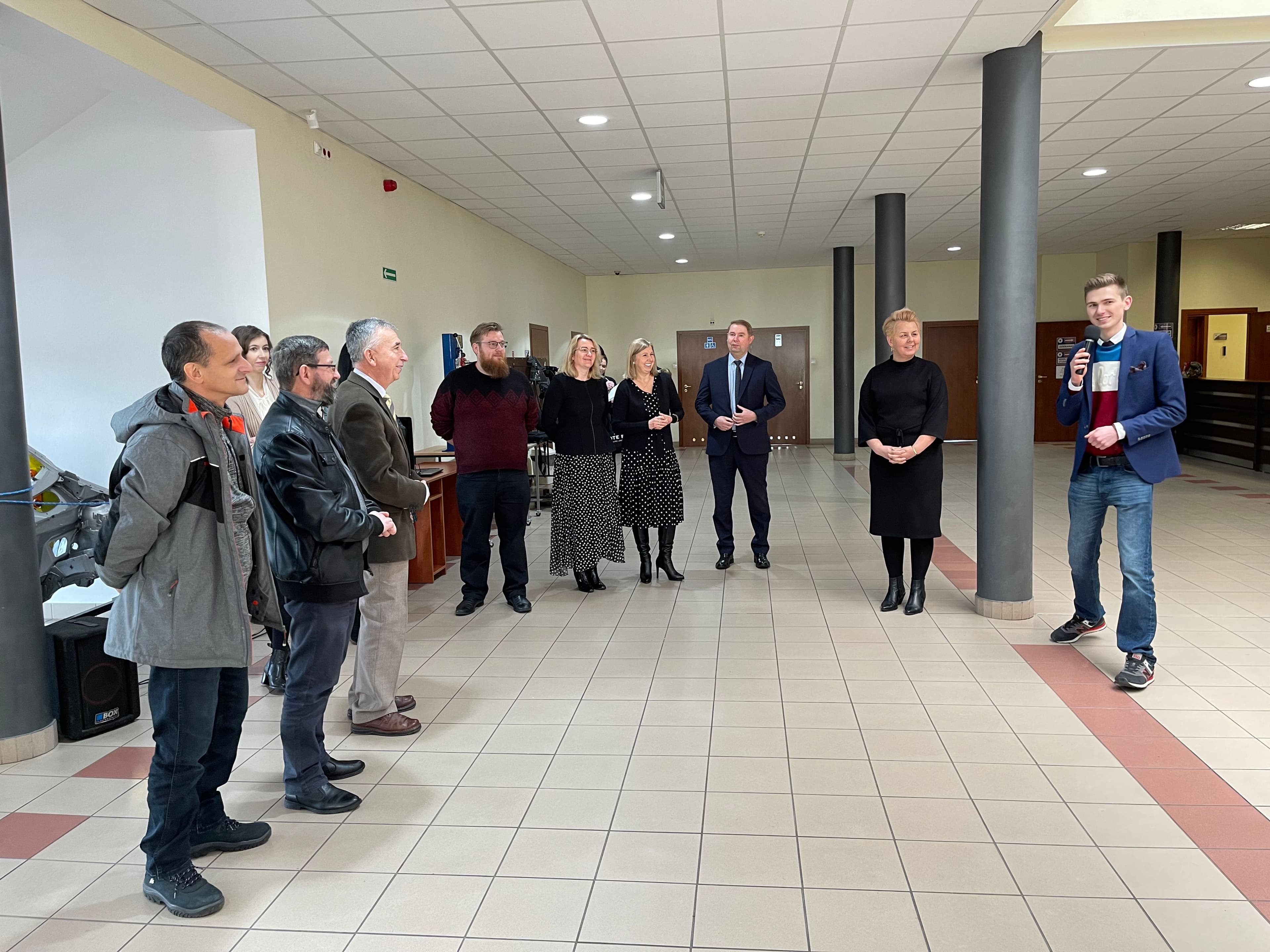 Zdjęcie galerii do artykułu Podsumowanie akcji „Wspólnego ubierania choinki – PSW Jasło”