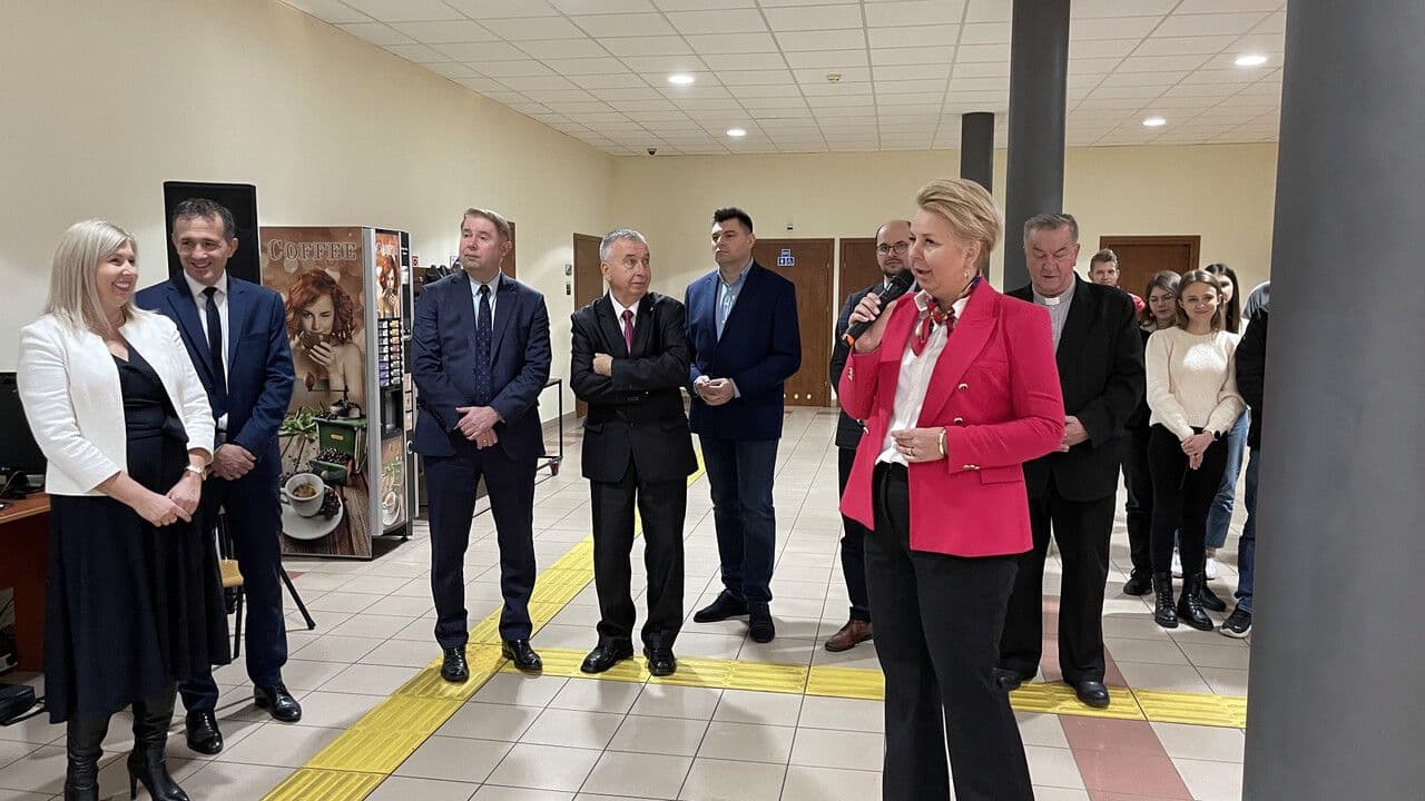 Zdjęcie galerii do artykułu Wspólne ubieranie choinki 2023