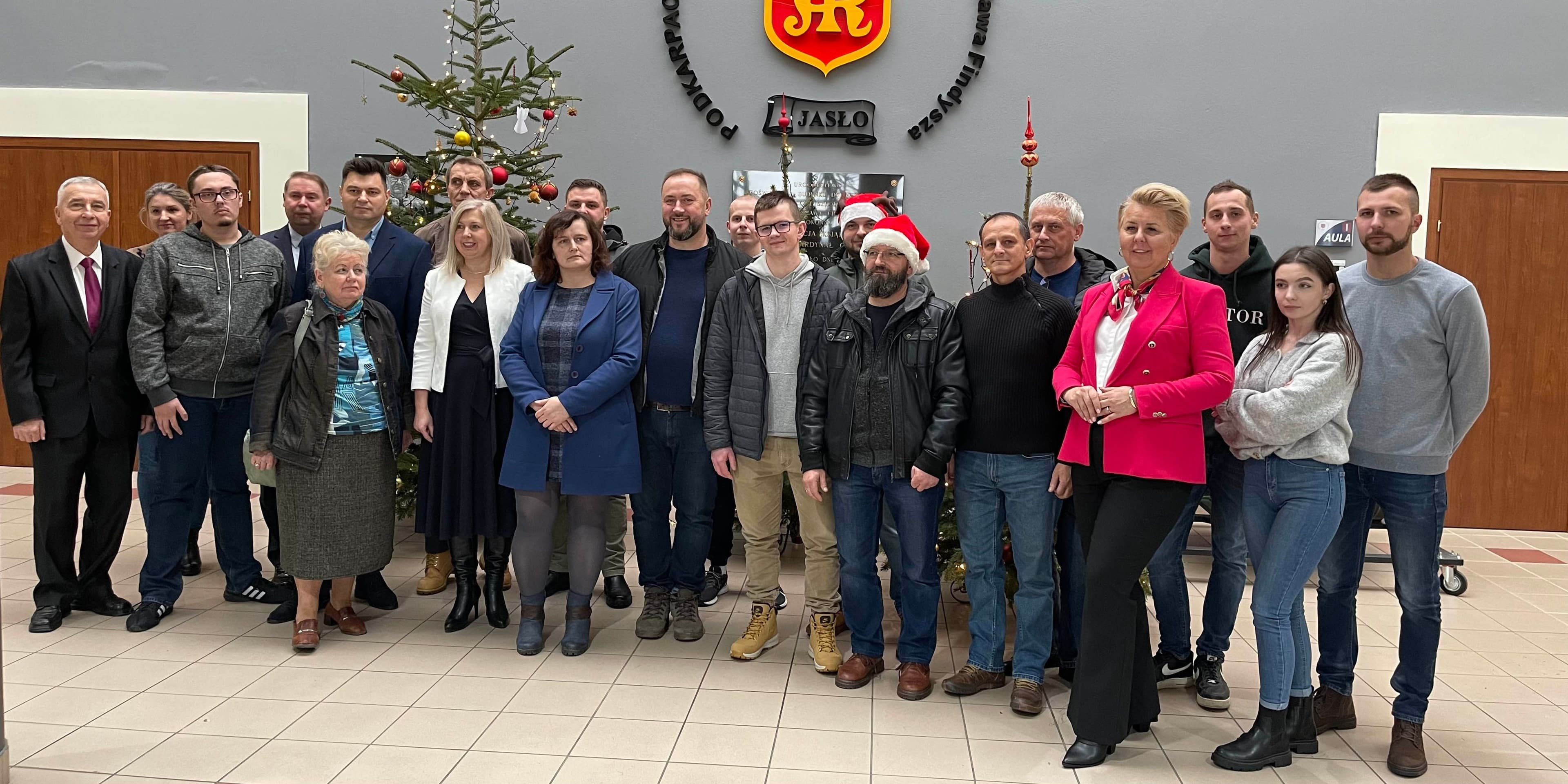 Zdjęcie galerii do artykułu Wspólne ubieranie choinki 2023