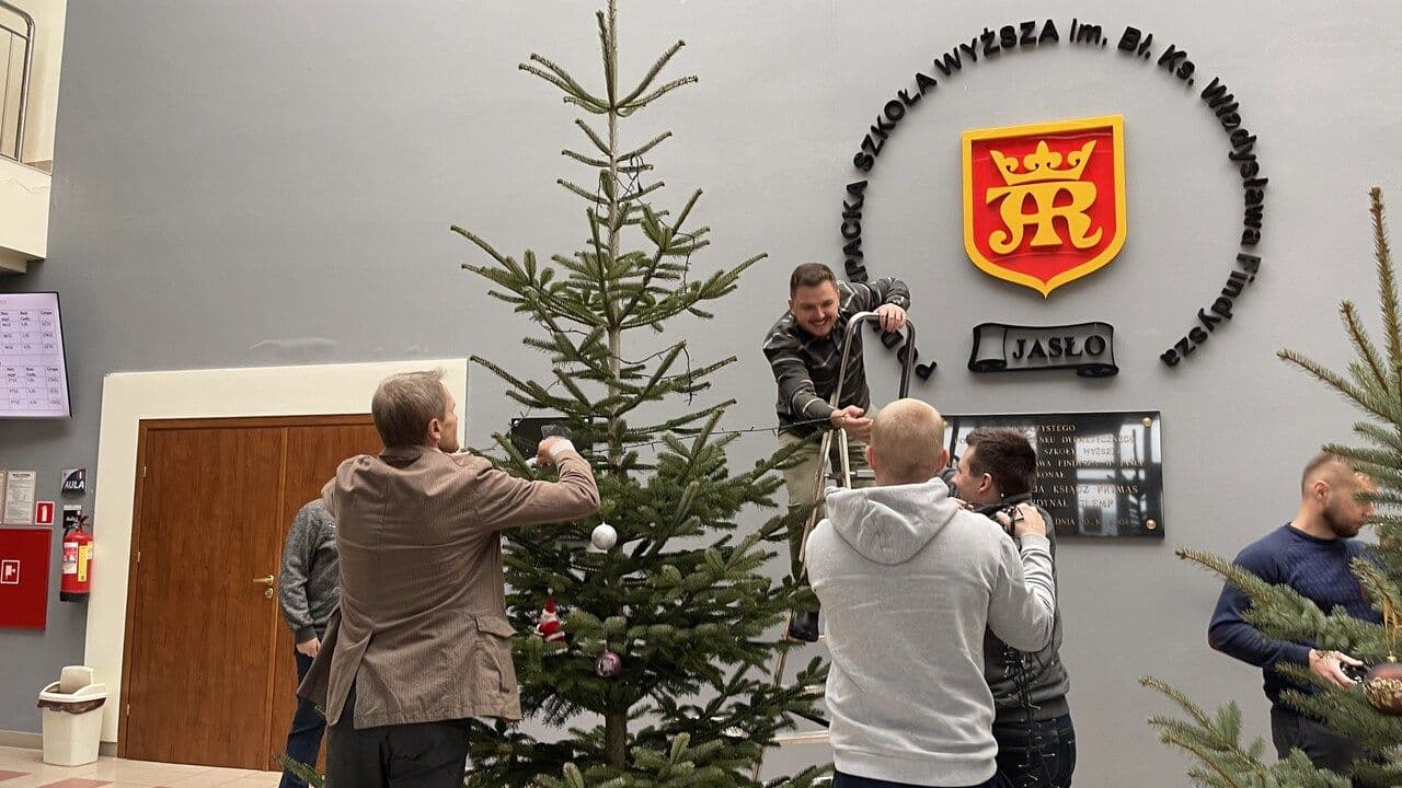 Zdjęcie galerii do artykułu Wspólne ubieranie choinki 2023
