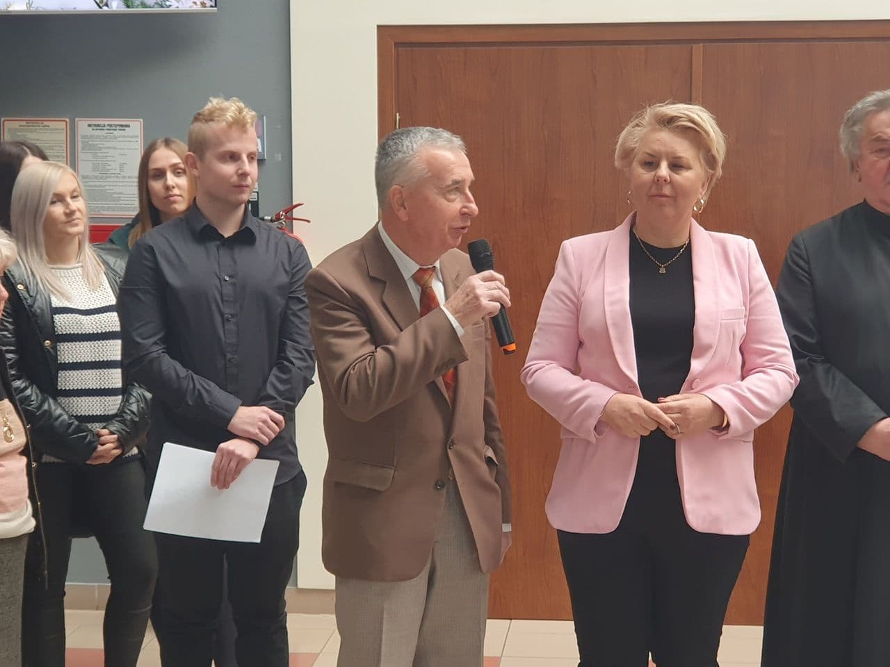Zdjęcie galerii do artykułu Wspólne ubieranie choinki 2024