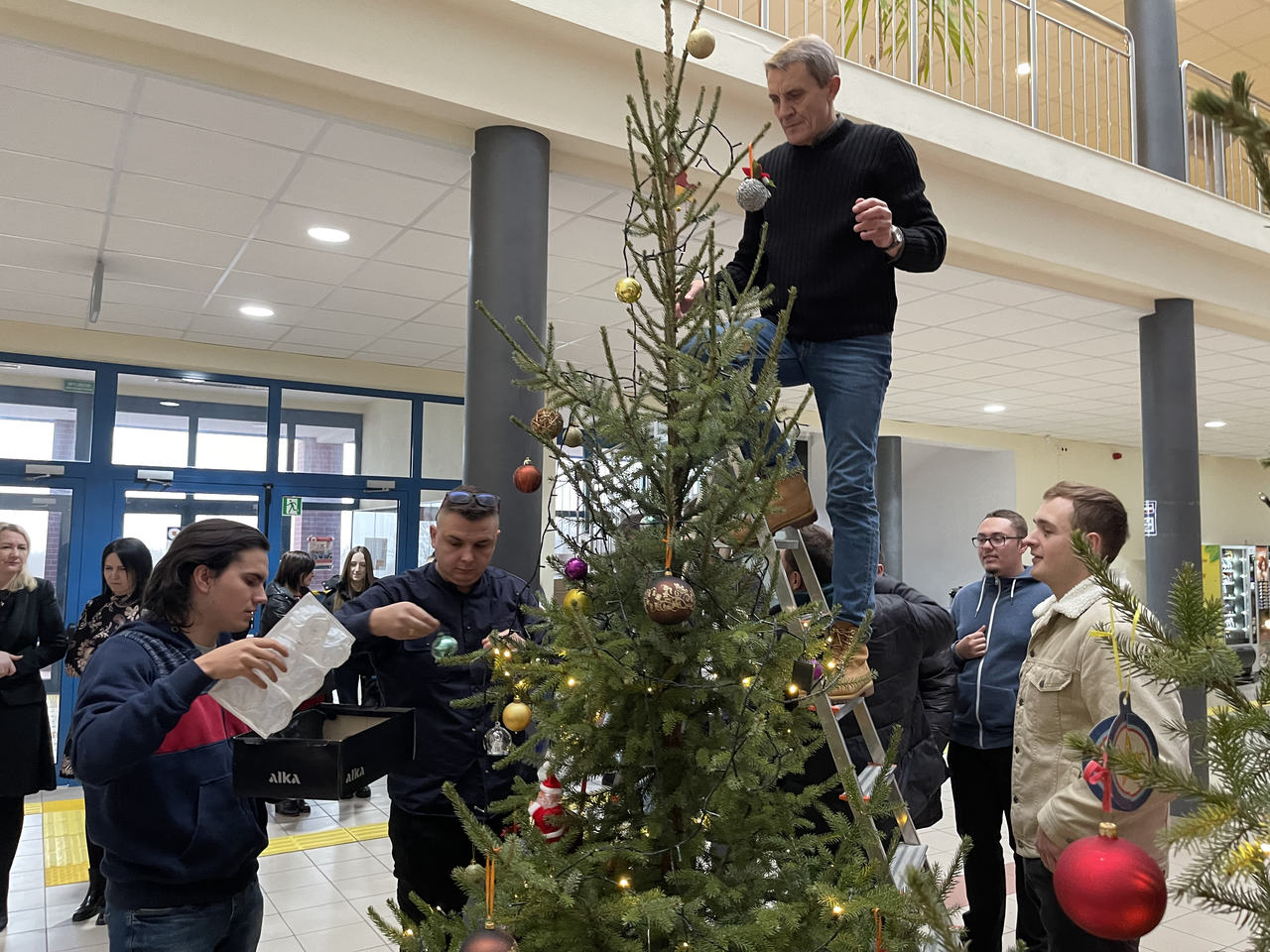 Najodważniejsi przystrajali górne partie choinek