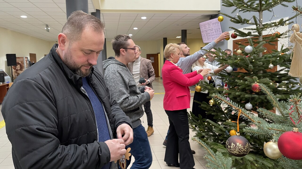 Wszyscy chętnie włączali się w strojenie choinek